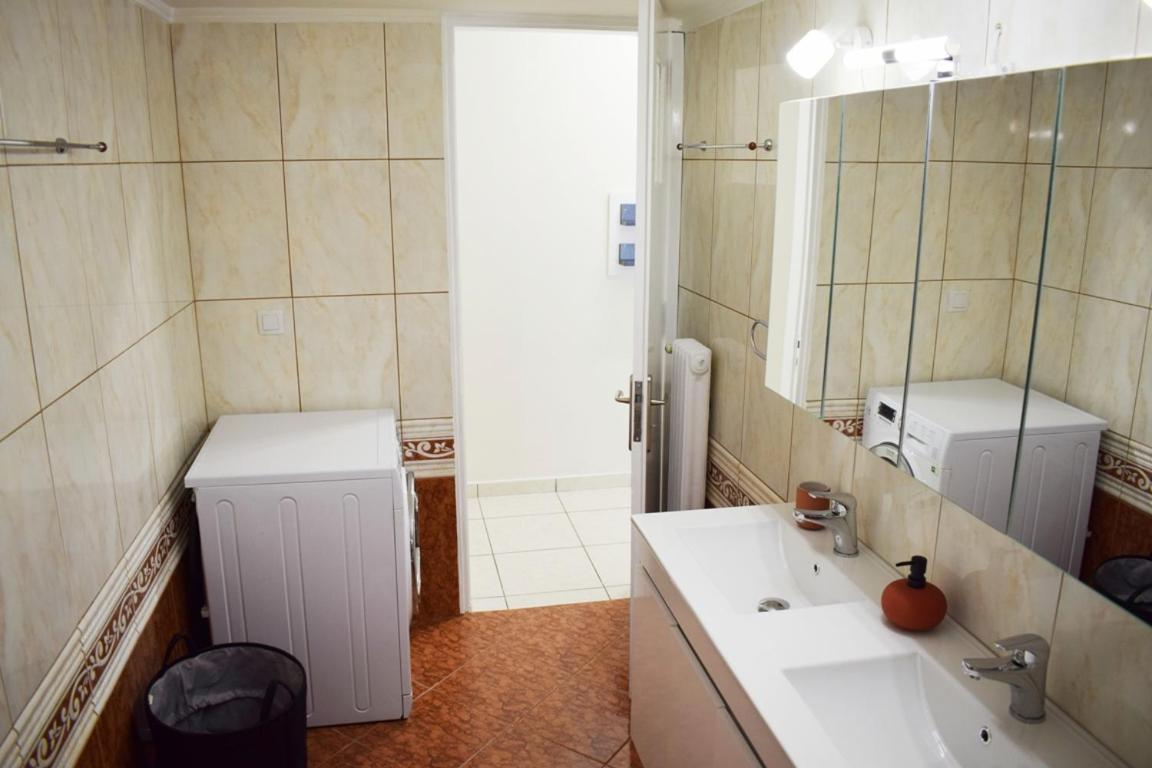Nama -central Vacation With Free Parking Only 900m Far From Venetian Port And Beach! Apartment *