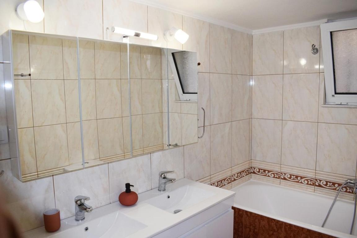 Apartment Nama -central Vacation With Free Parking Only 900m Far From Venetian Port And Beach!