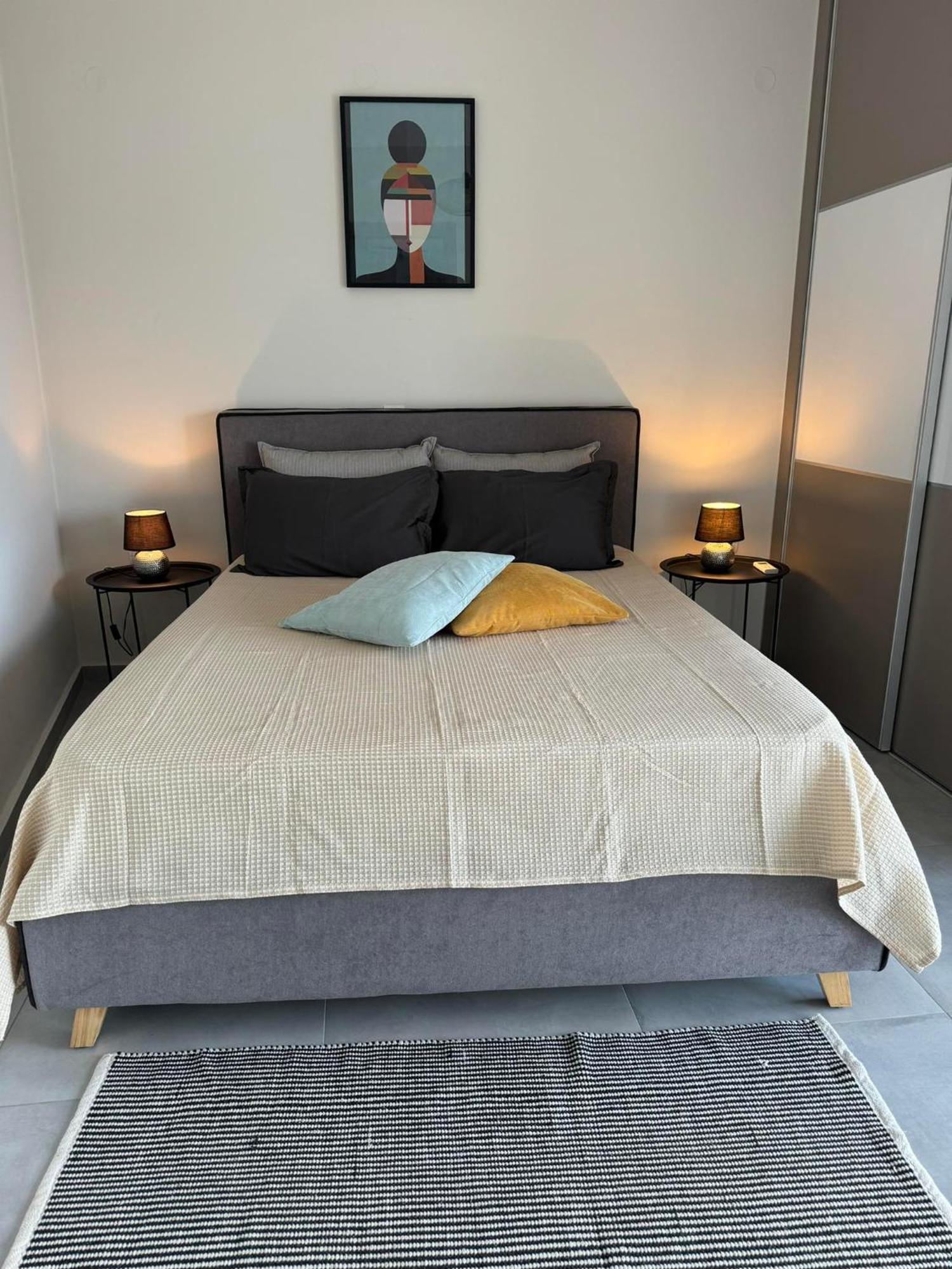 Zonapartments A Sea View-city Center Apartment
