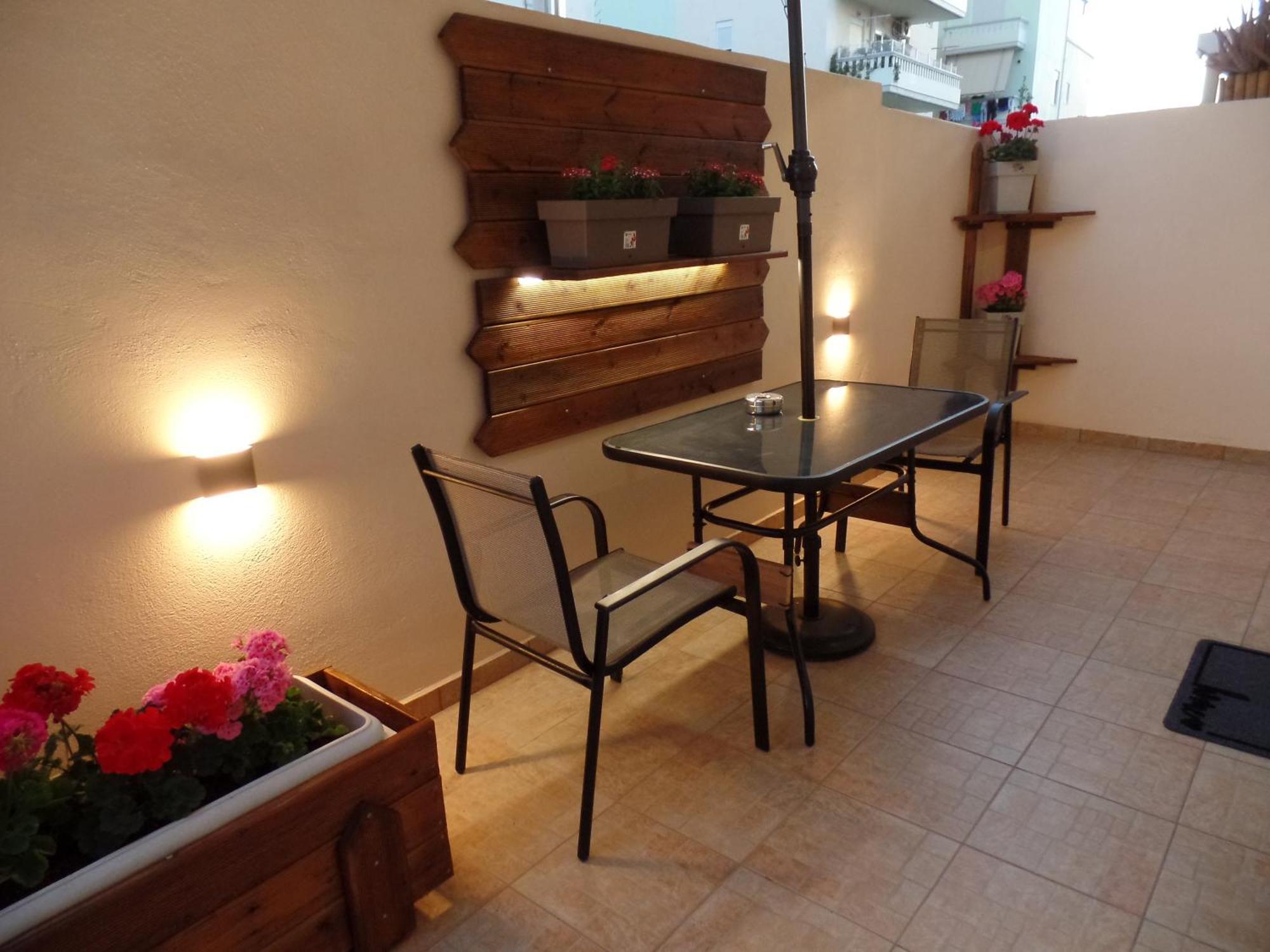 Ellis With Private Entrance And Veranda Apartment
