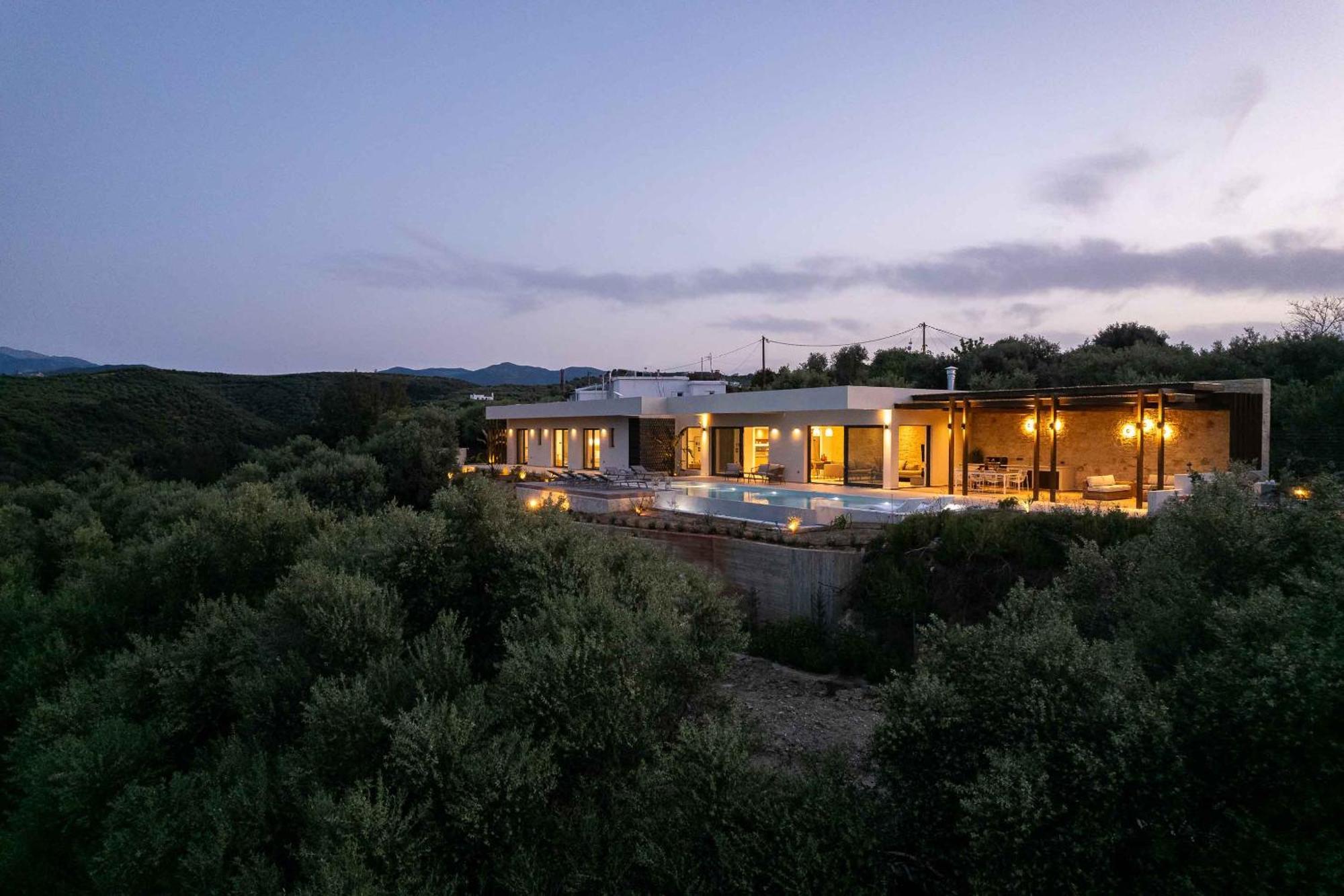 Aglaea I Saltwater Pool & Amazing Seaview!