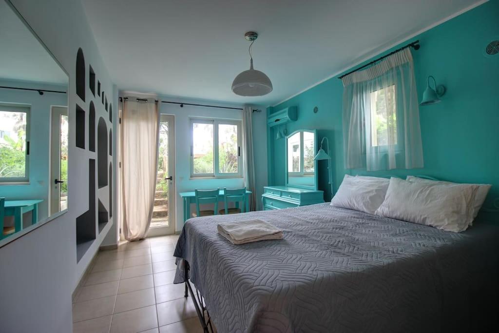 Elias 3-bedroom On The Beach With Pool Chania (Crete)