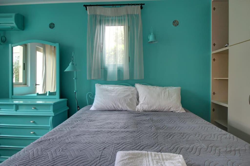 Apartment Elias 3-bedroom On The Beach With Pool *