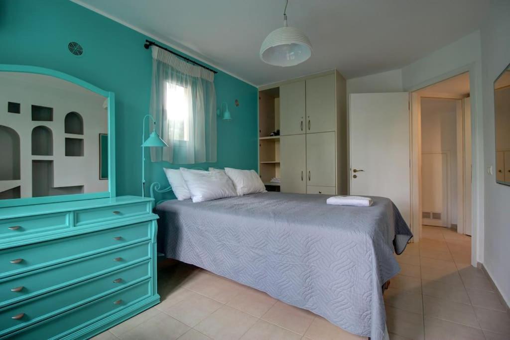 Apartment Elias 3-bedroom On The Beach With Pool