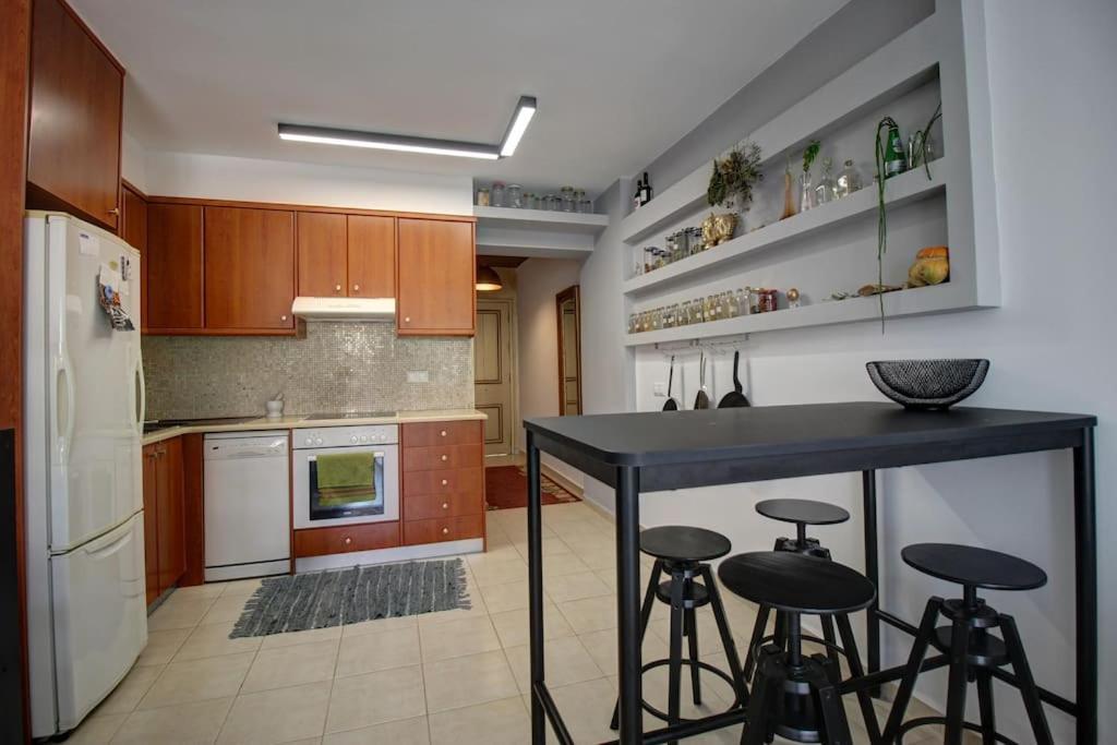 Apartment Elias 3-bedroom On The Beach With Pool *