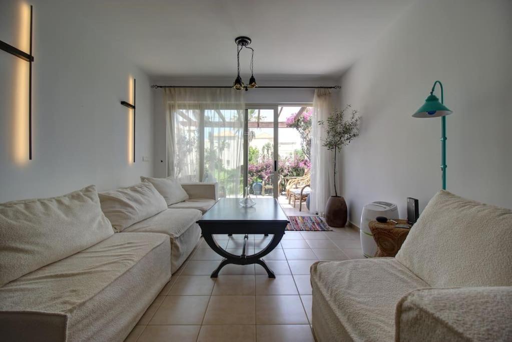 Apartment Elias 3-bedroom On The Beach With Pool
