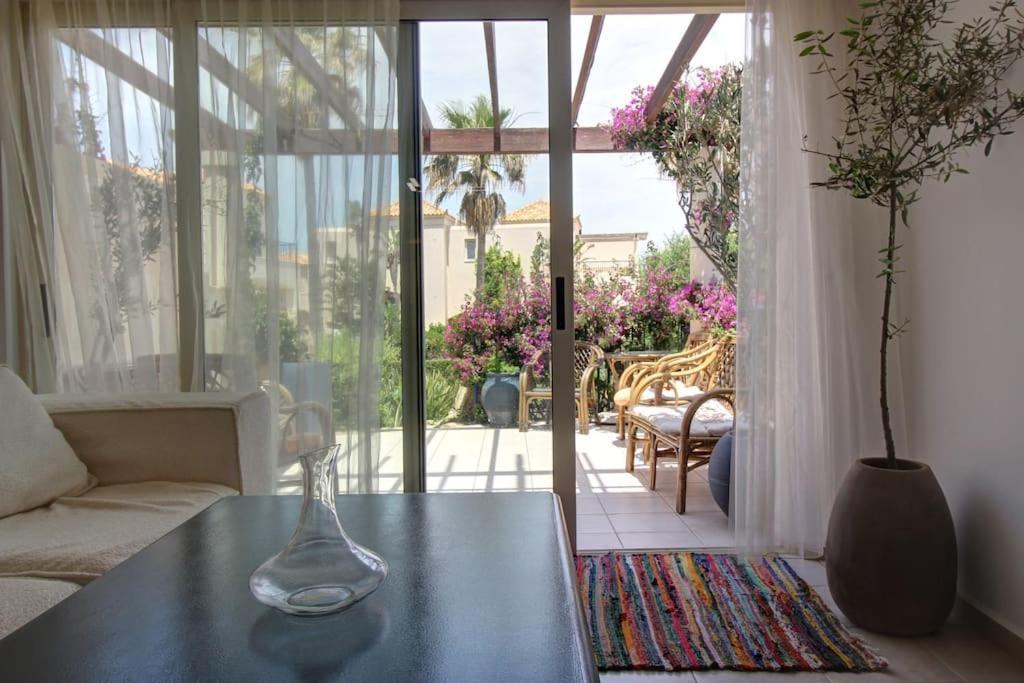 Elias 3-bedroom On The Beach With Pool Chania (Crete)