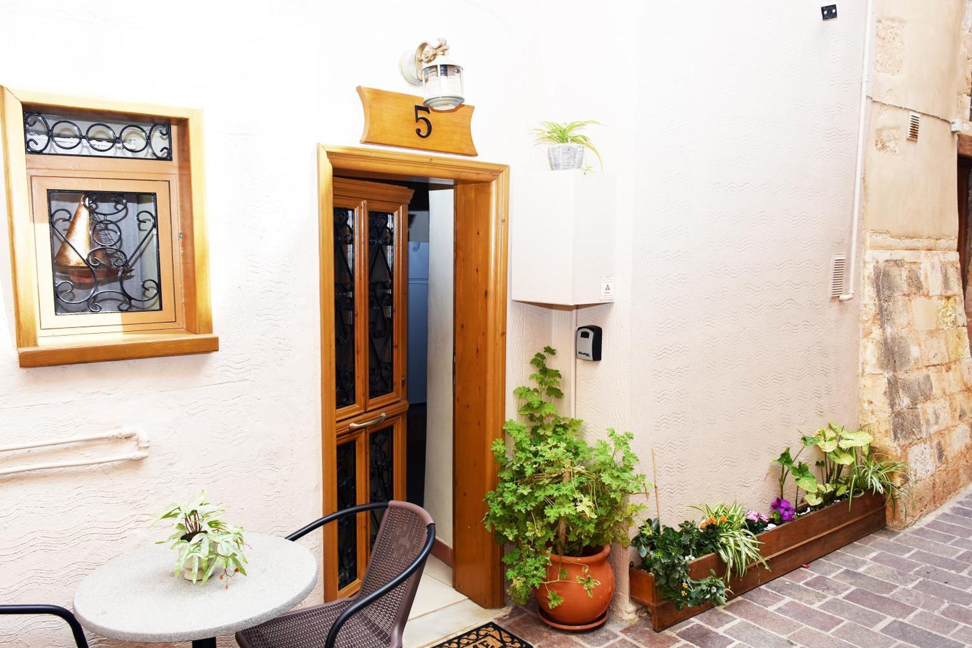 Kostas House, Old Venetian Harbor Chania Apartment