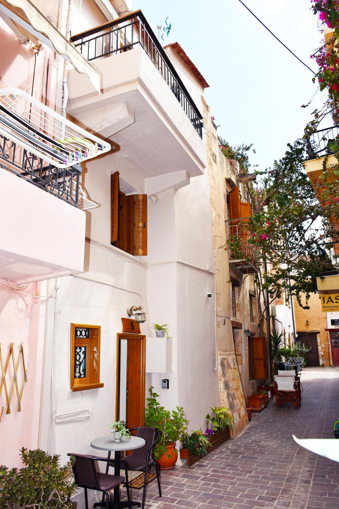 Kostas House, Old Venetian Harbor Chania Apartment *