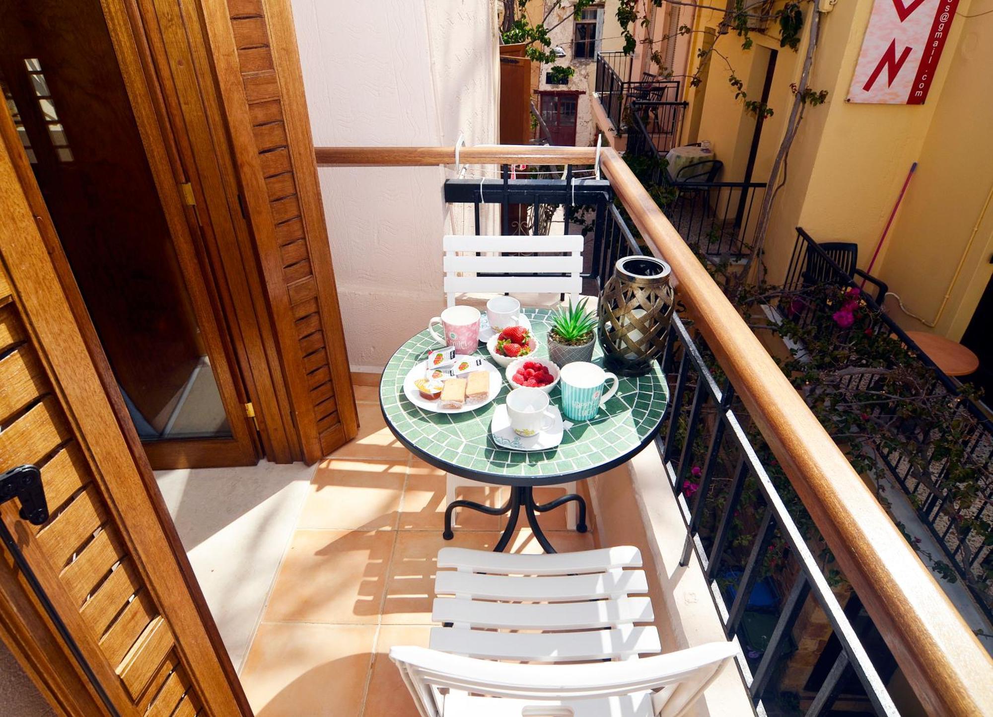 Kostas House, Old Venetian Harbor Chania Apartment *