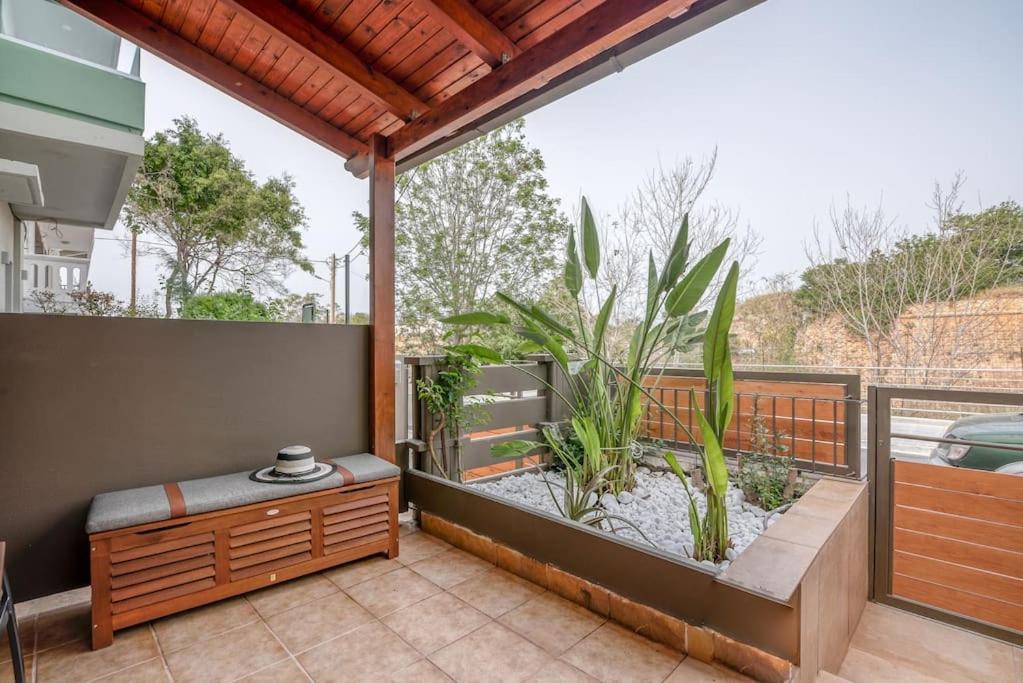 Modern 2 With A Yard Apartment *