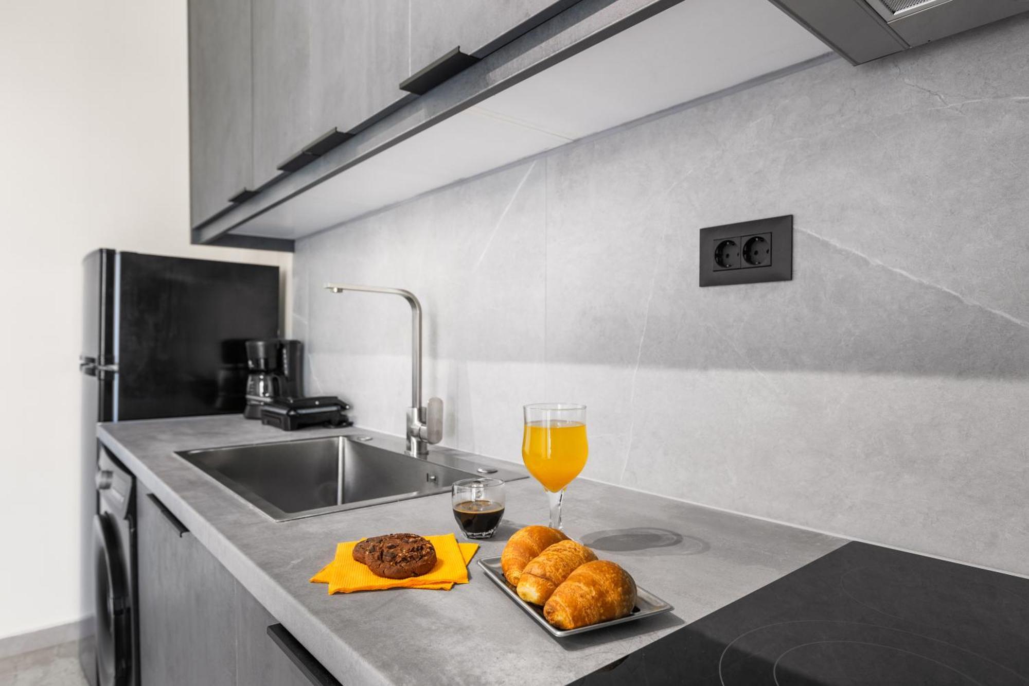 Uplevel Apartment, & Sea View Next To Old Port Chania (Crete)