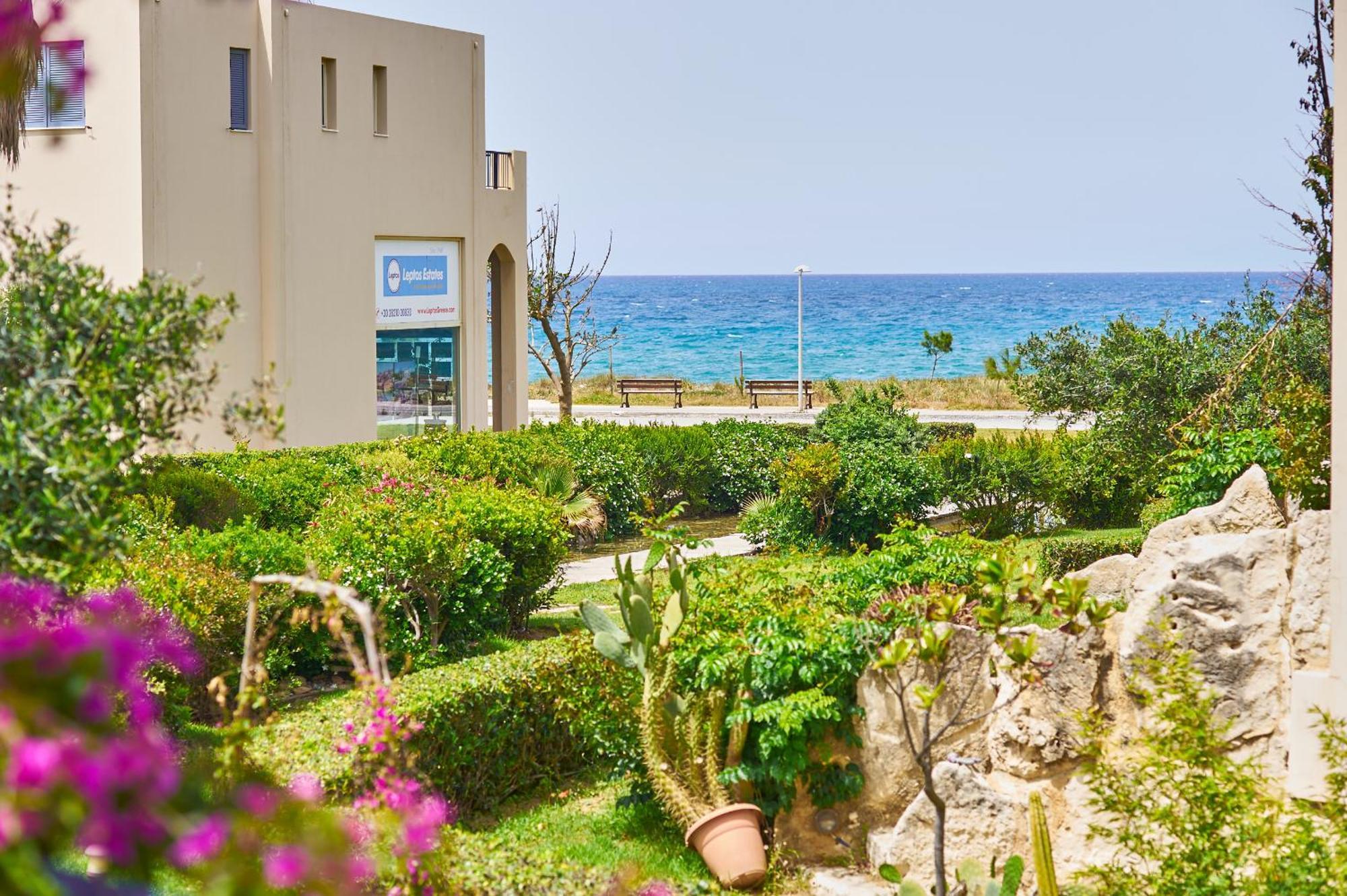 Elias 3-bedroom On The Beach With Pool Chania (Crete)