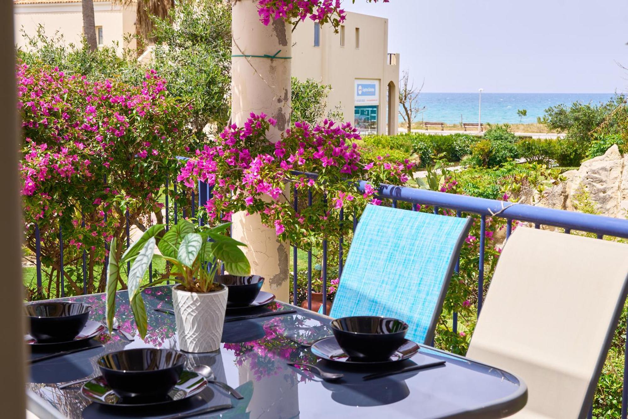 Elias 3-bedroom On The Beach With Pool Apartment