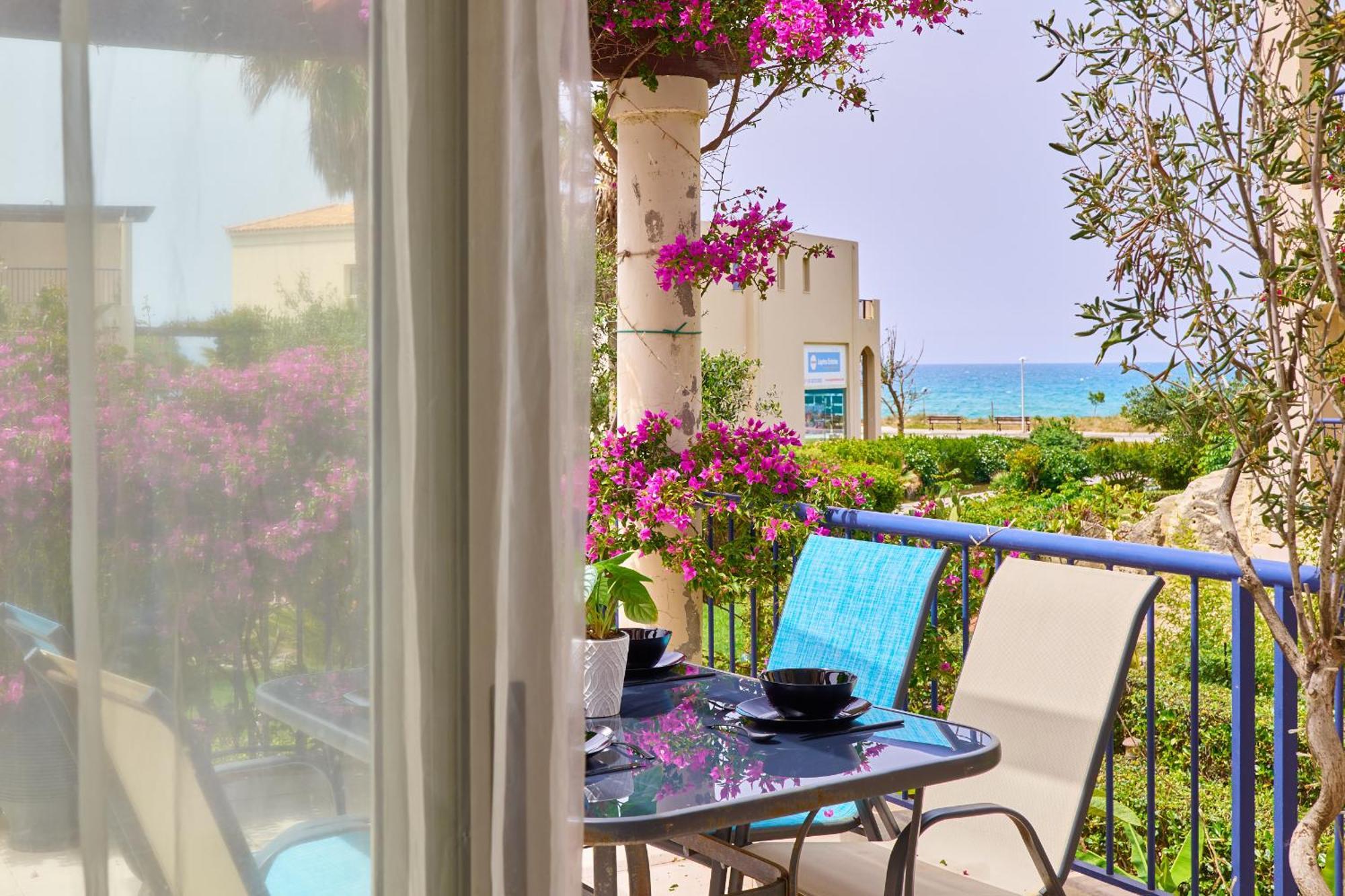 Elias 3-bedroom On The Beach With Pool Apartment Chania (Crete)