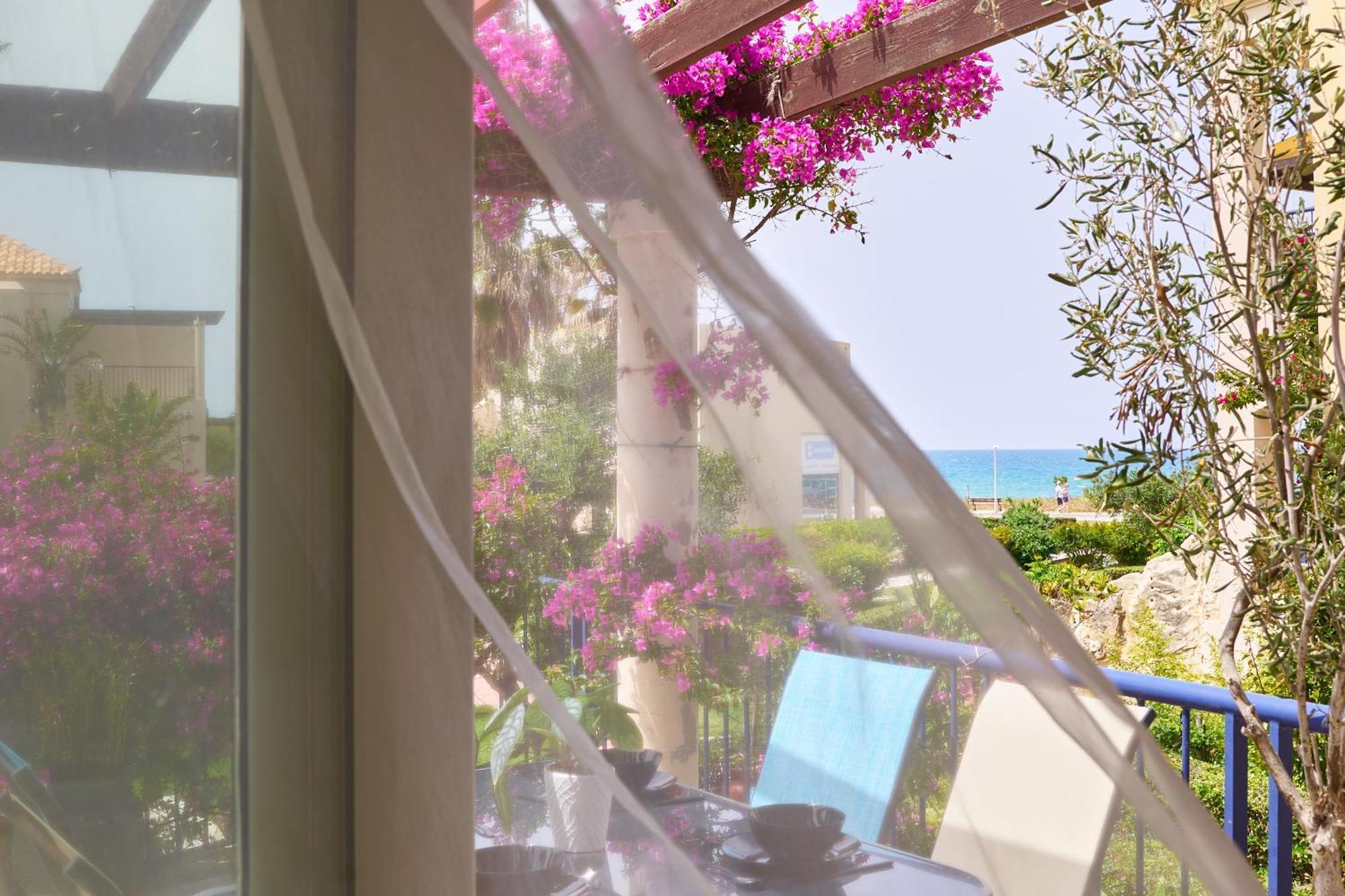 Elias 3-bedroom On The Beach With Pool * Chania (Crete)