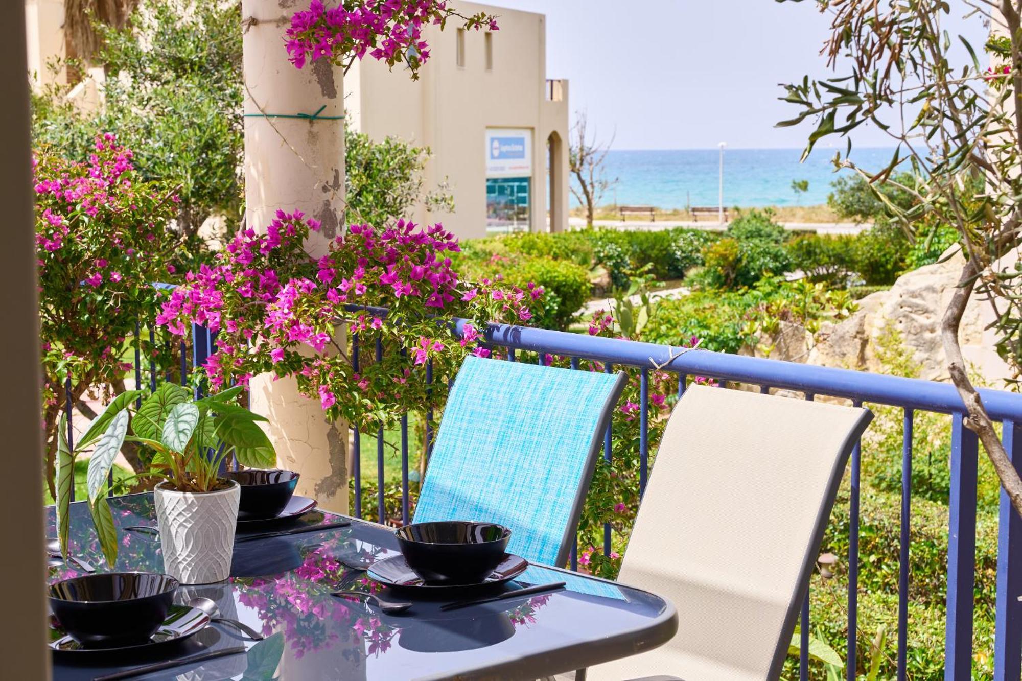 Elias 3-bedroom On The Beach With Pool Apartment *