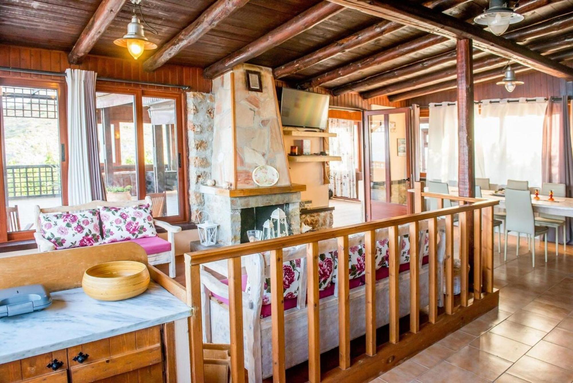Akrolithos With Private Pool *