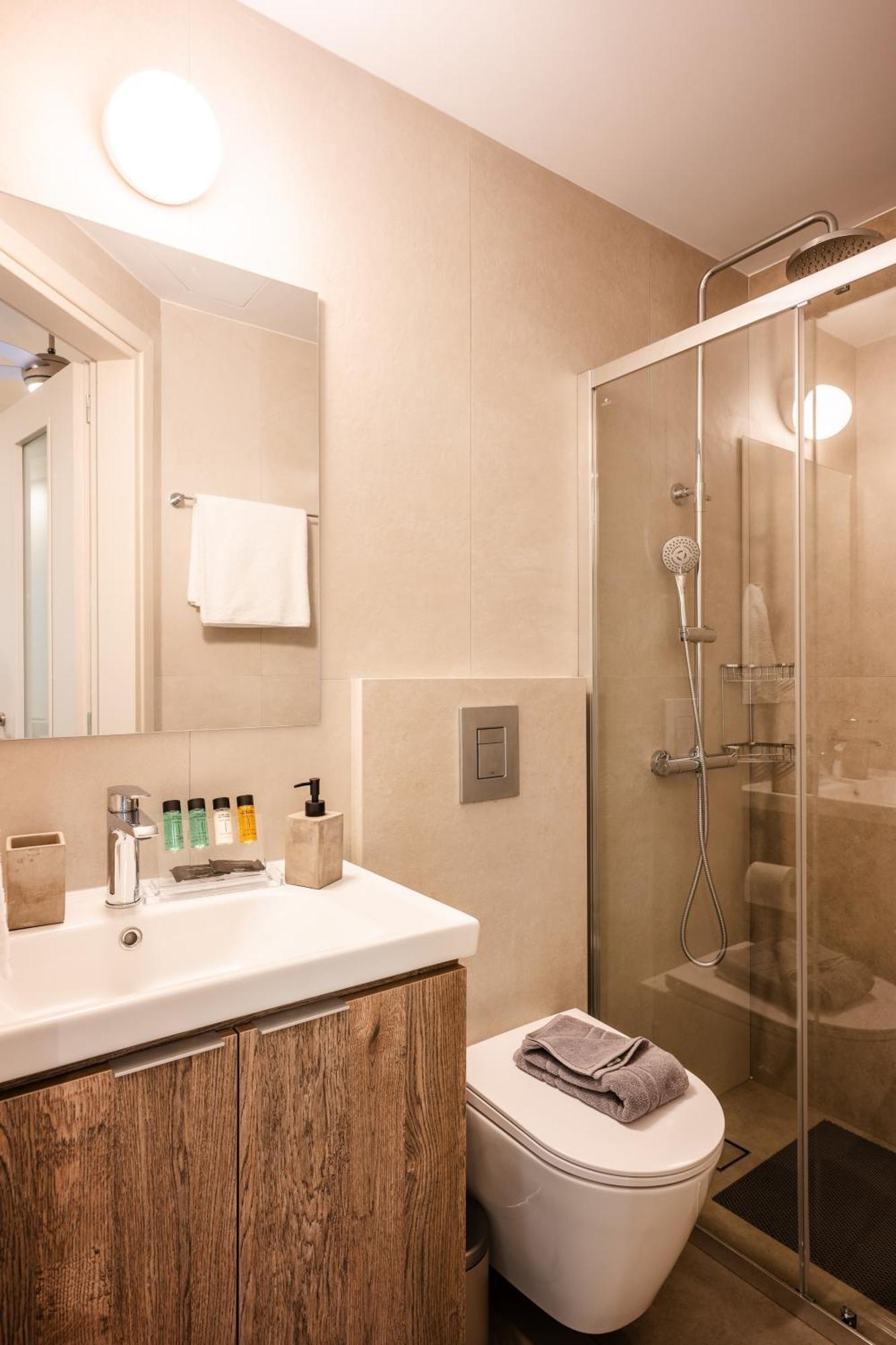 Clio - Newly Renovated With Parking Apartment