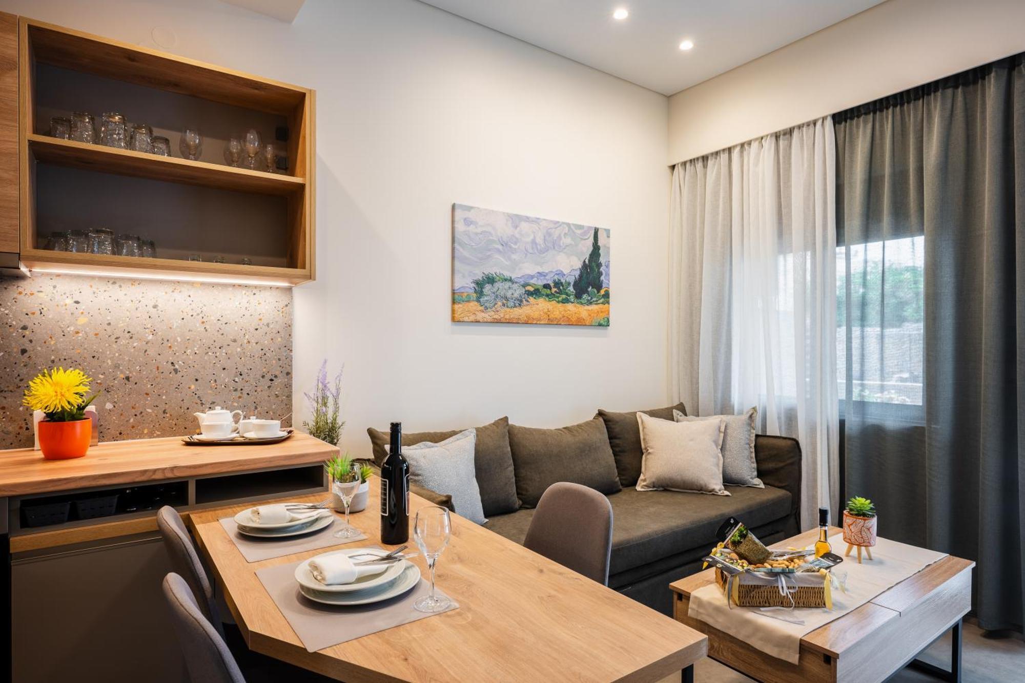 Clio - Newly Renovated With Parking *