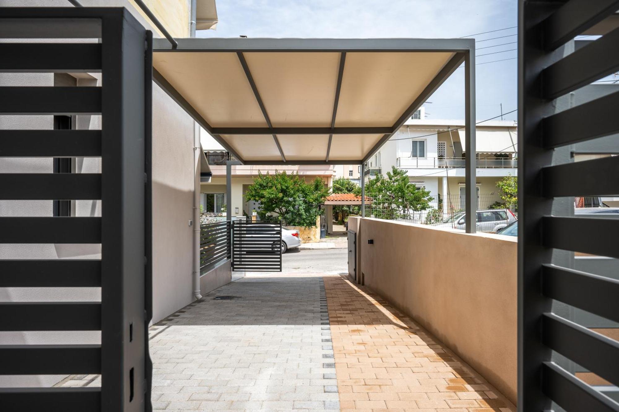 Clio - Newly Renovated With Parking Apartment