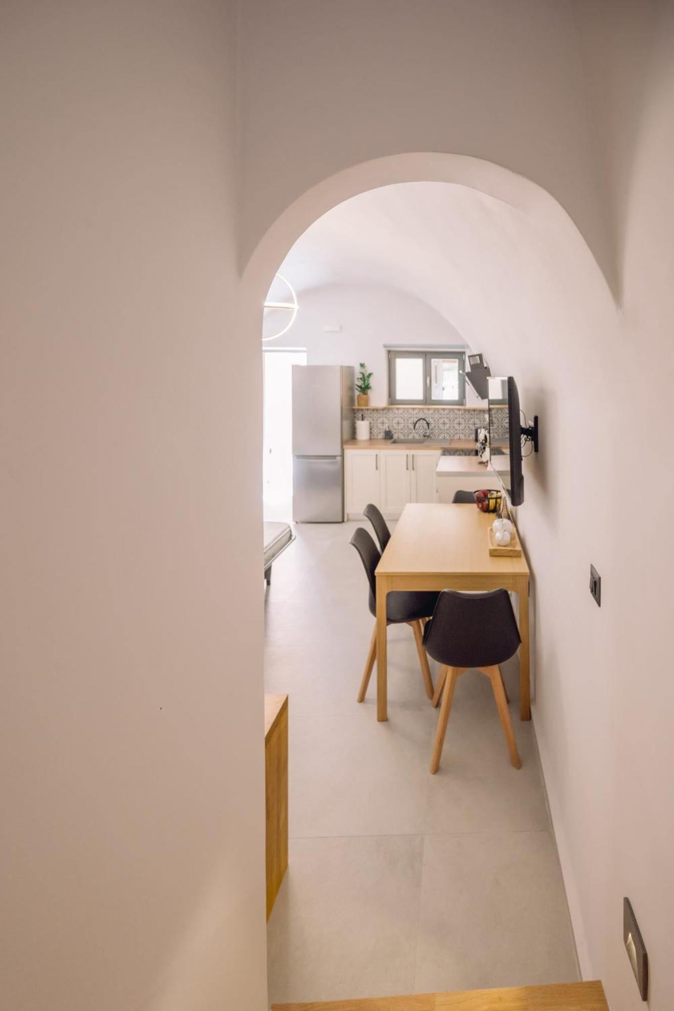 Arch Home, Luxury With Private Parking