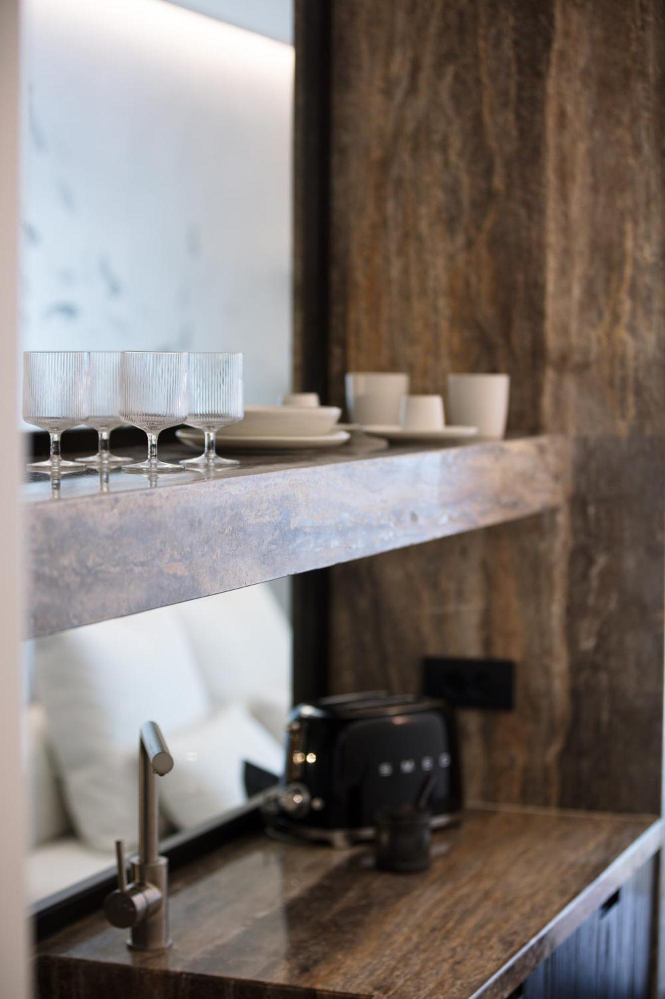 Apartment Path Iv *