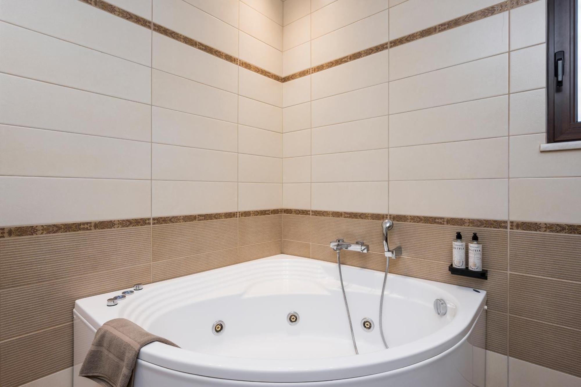 Villa Wisdom - Elegant & Homely With Pool, Galatas Chania (Crete)