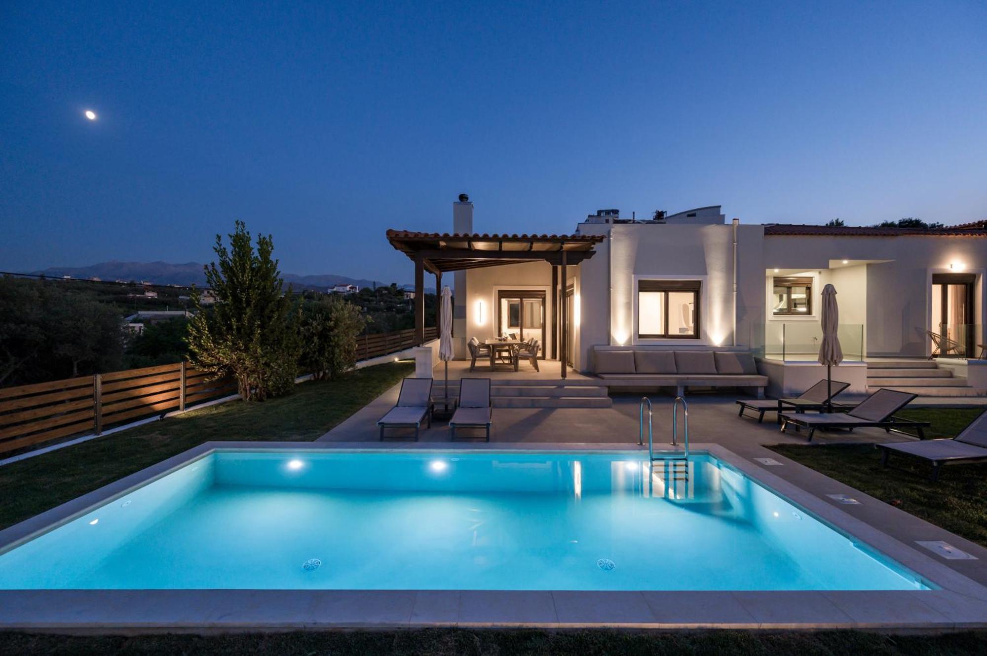 Wisdom - Elegant & Homely With Pool, Galatas Villa
