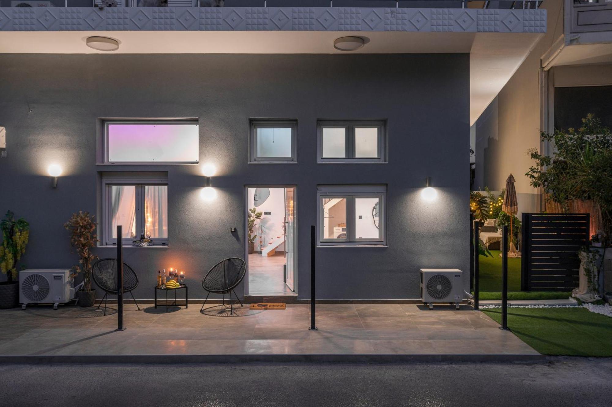 Apartment Dreams I *