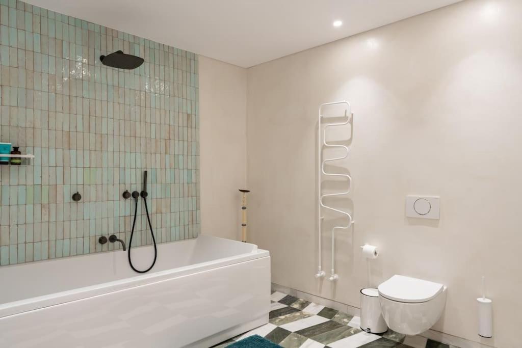 8 Min Walk To Harbour Apartment
