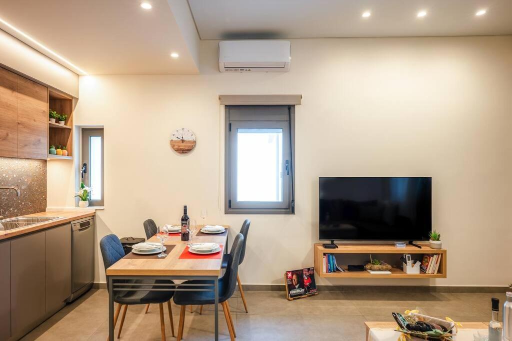 Erato - Newly Renovated With Parking Apartment