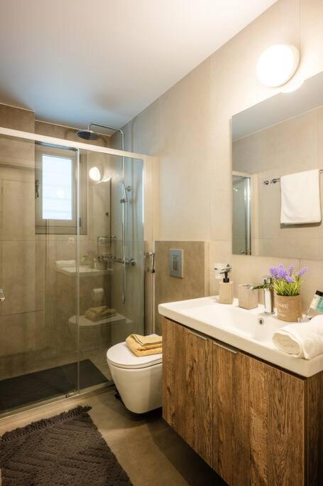 Erato - Newly Renovated With Parking *