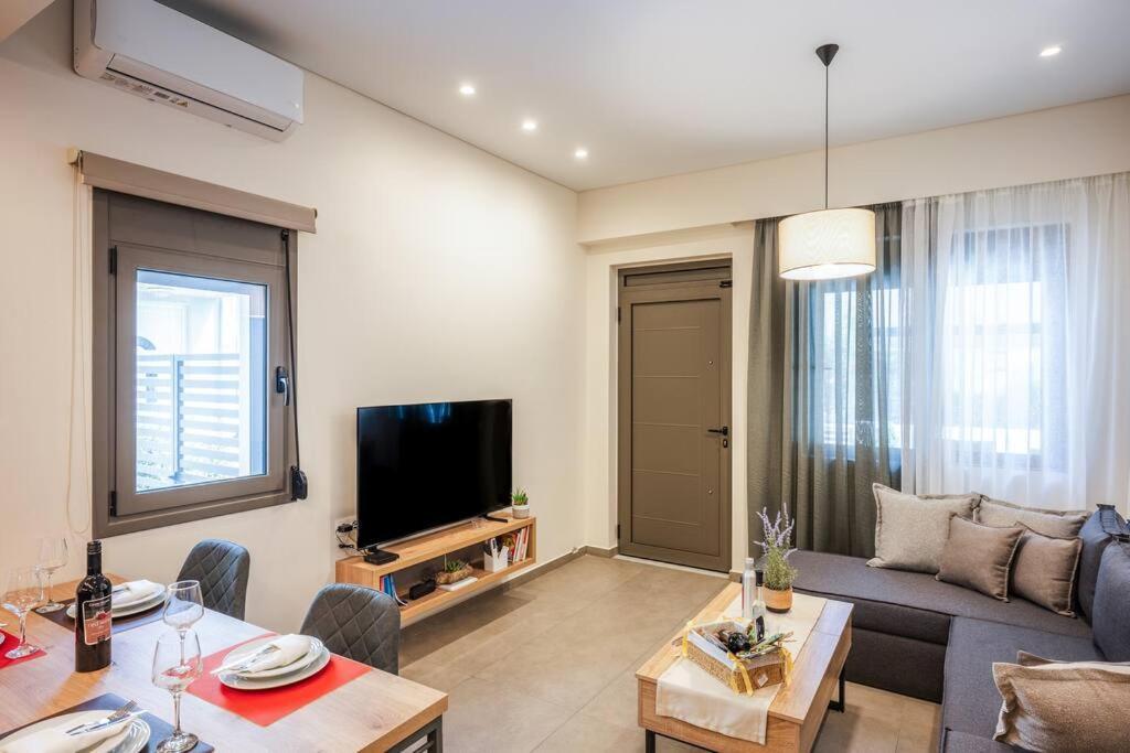 Erato - Newly Renovated With Parking *