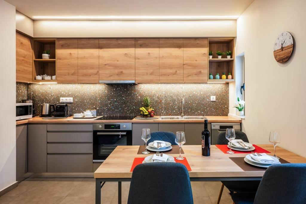 Erato - Newly Renovated With Parking Apartment