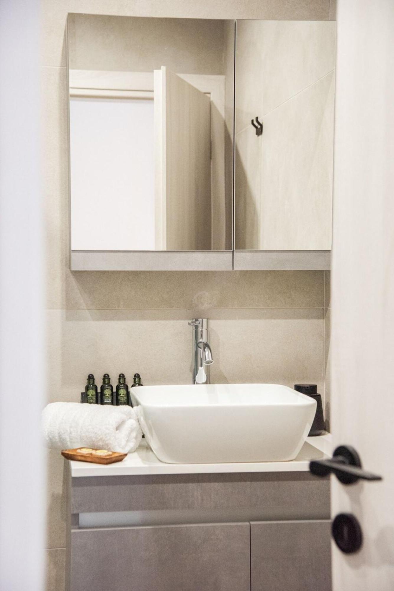 Minimal Chic Retreat Apartment *