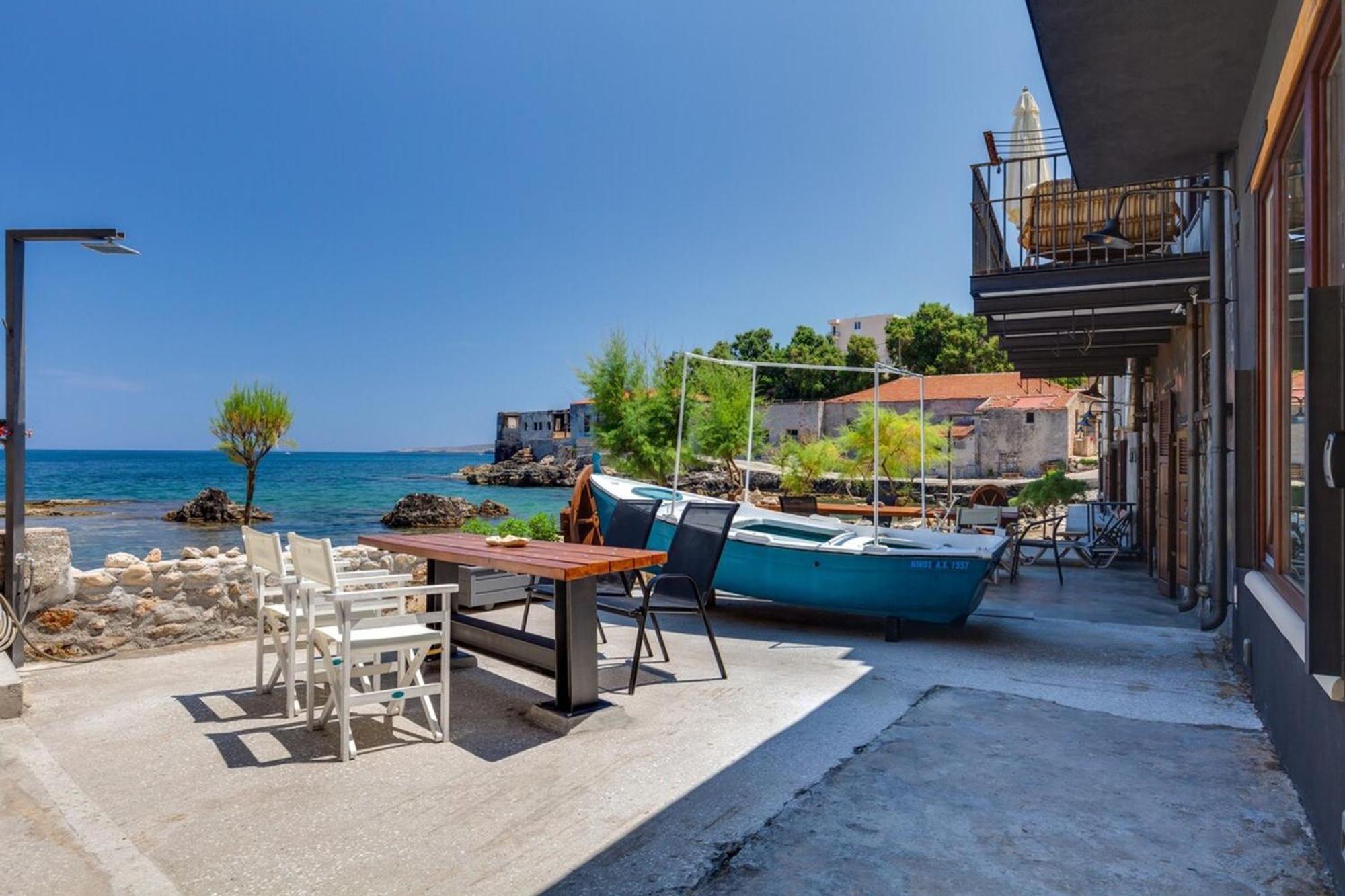 Apartment Skiff - Transformed On The Water's Edge *