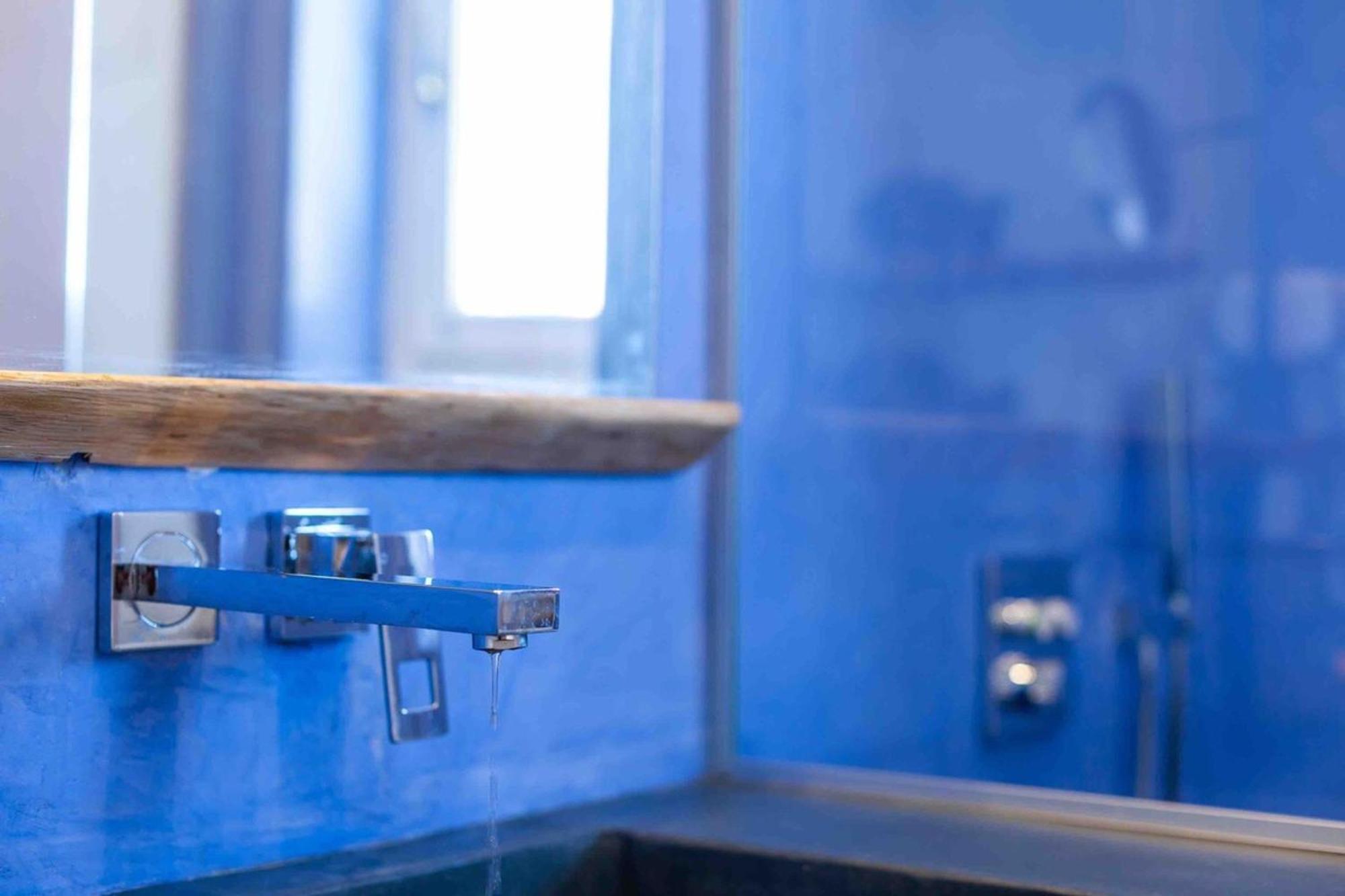 Apartment Skiff - Transformed On The Water's Edge *