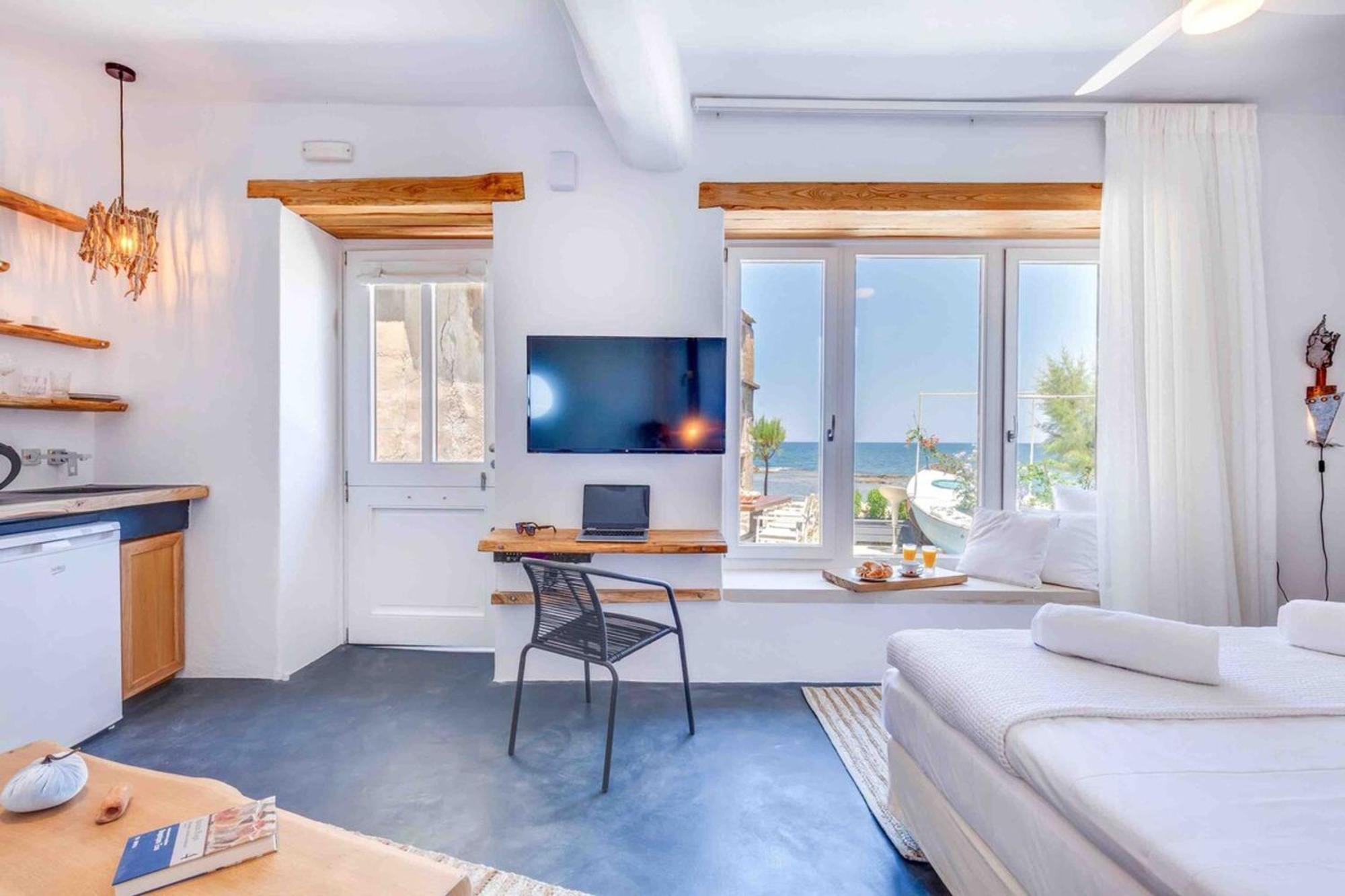 Apartment Skiff - Transformed On The Water's Edge *