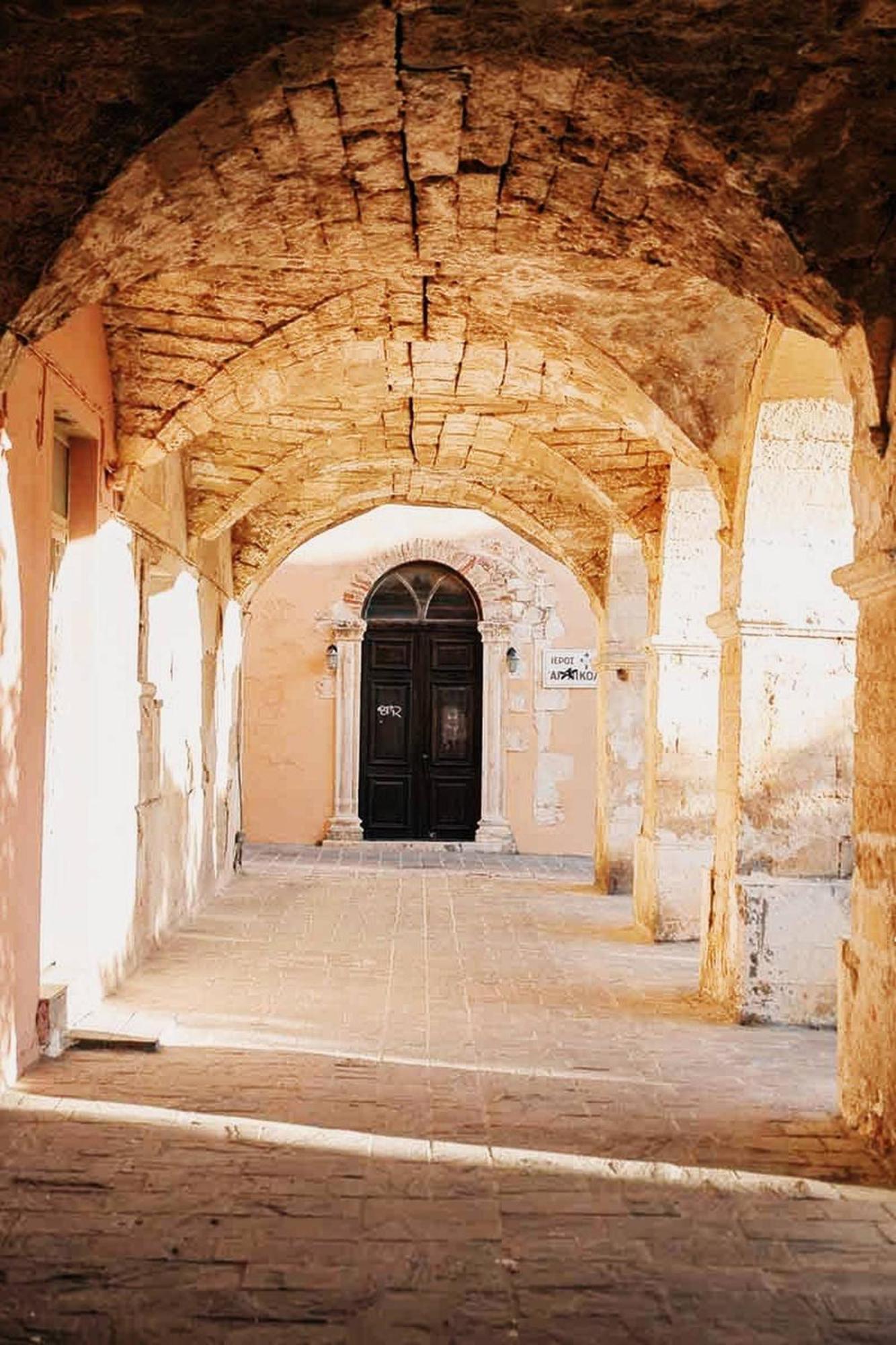 Roussos Place - Next To Splantzia Square - 2bd 2ba Holiday home