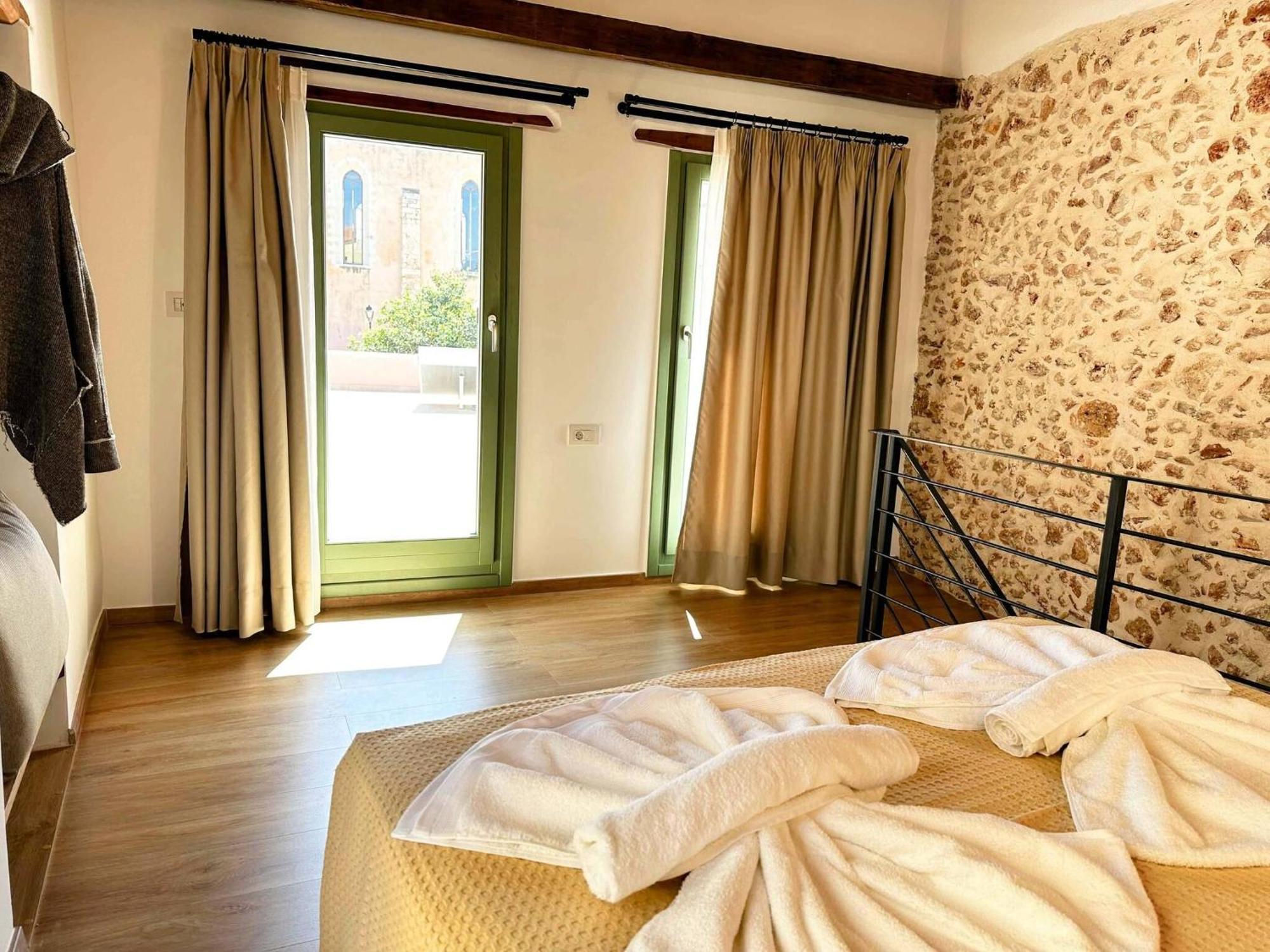 Roussos Place - Next To Splantzia Square - 2bd 2ba *