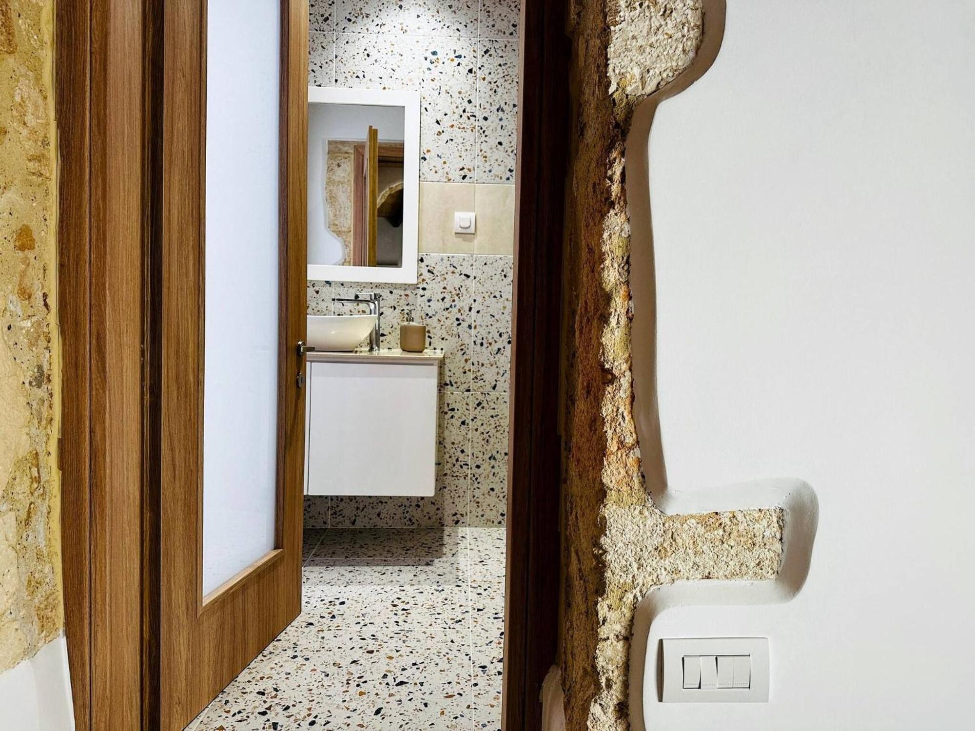 Roussos Place - Next To Splantzia Square - 2bd 2ba Holiday home *