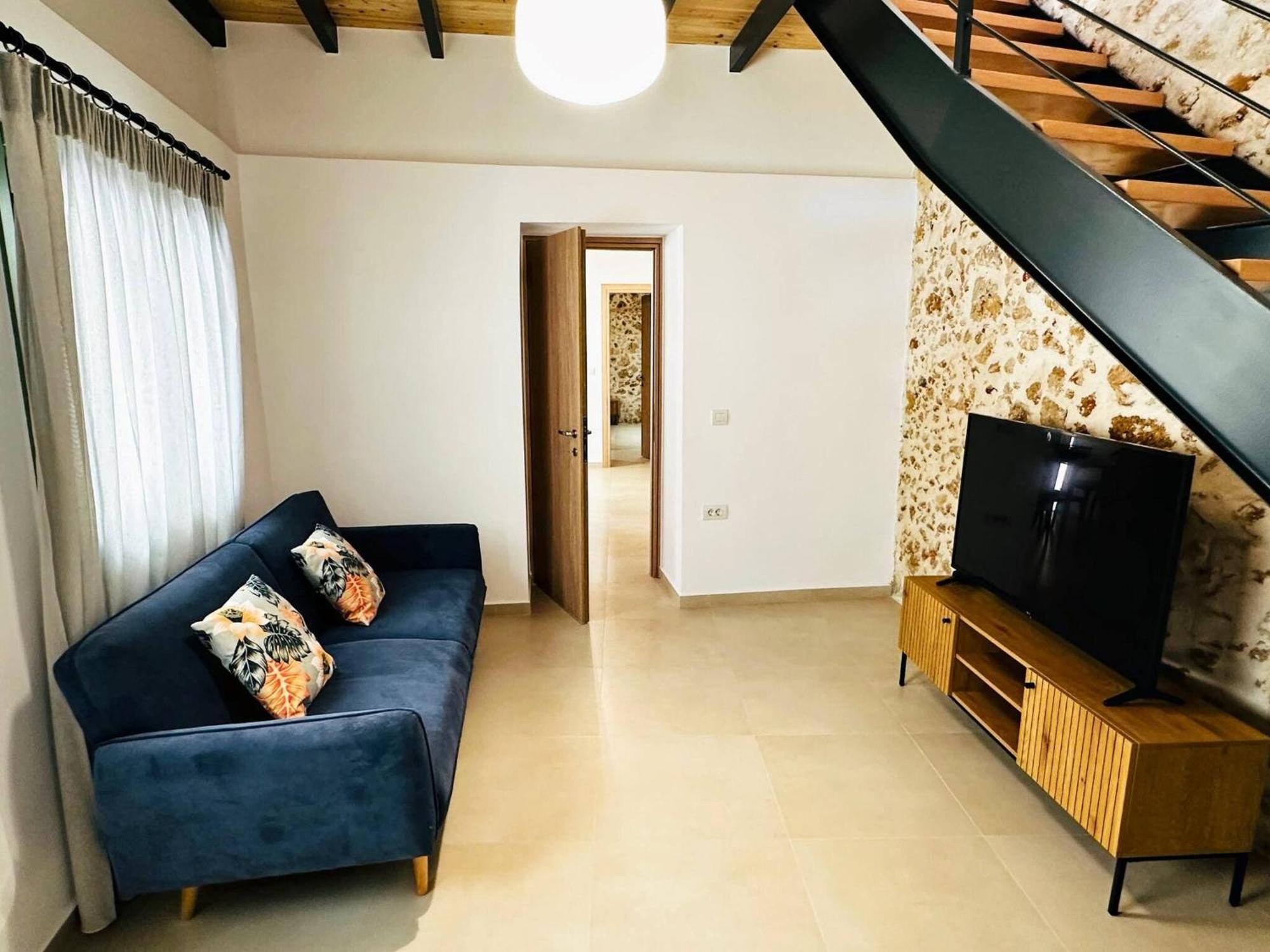 Roussos Place - Next To Splantzia Square - 2bd 2ba *