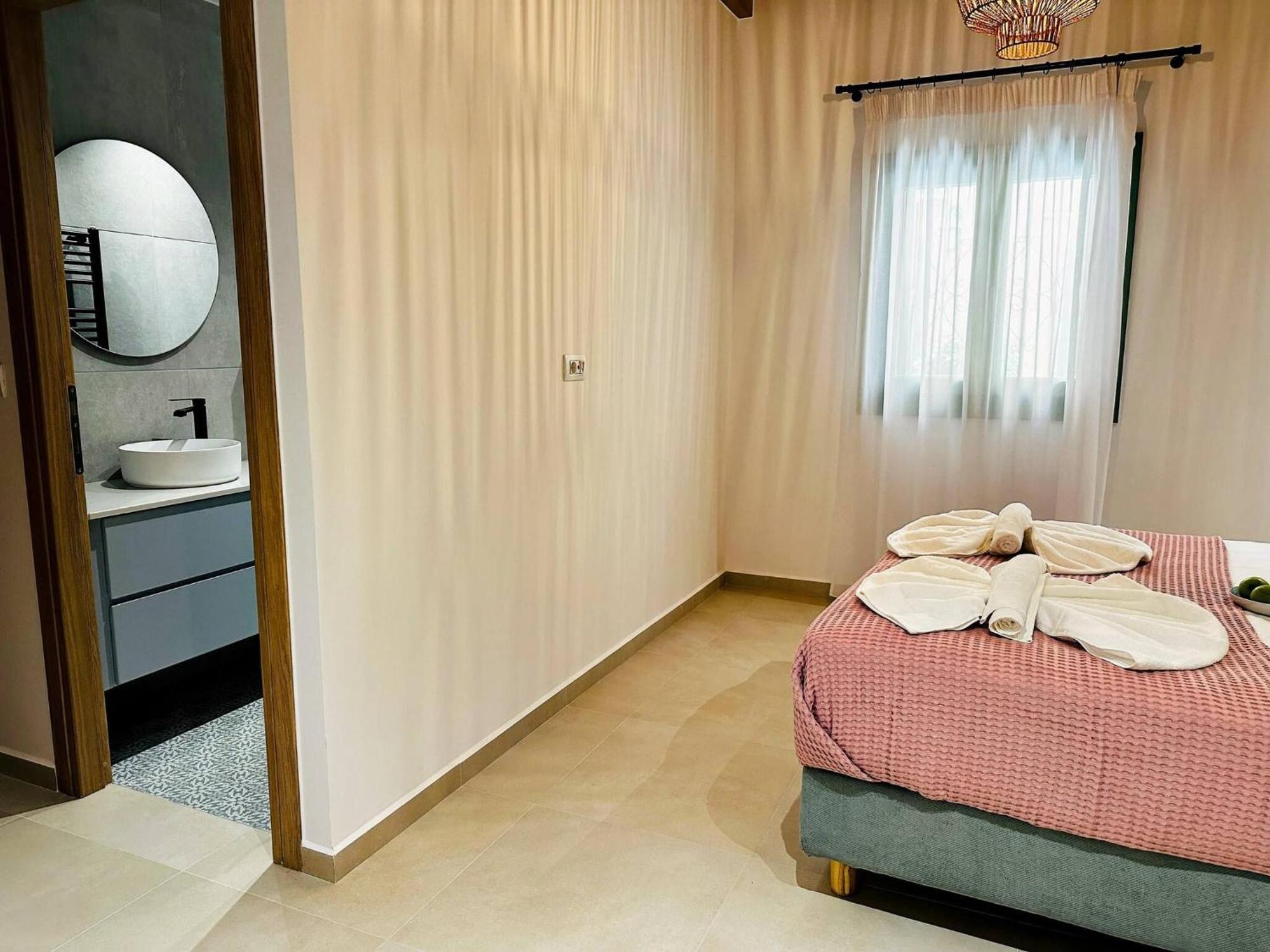 Holiday home Roussos Place - Next To Splantzia Square - 2bd 2ba