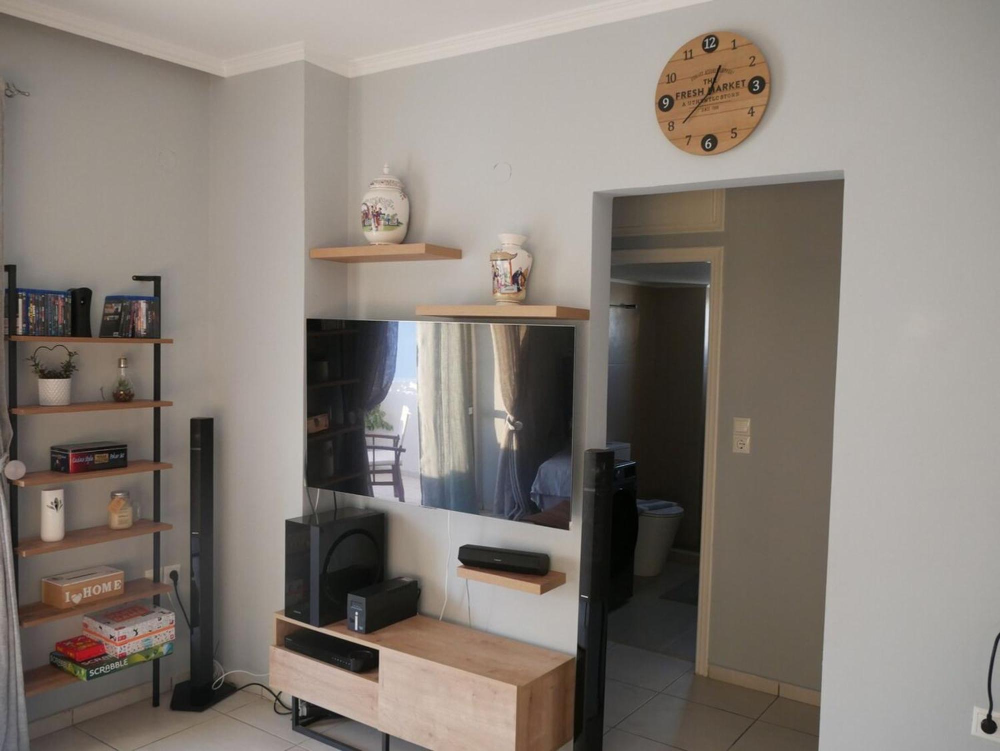 Gio's Cosy With Private Balcony Apartment