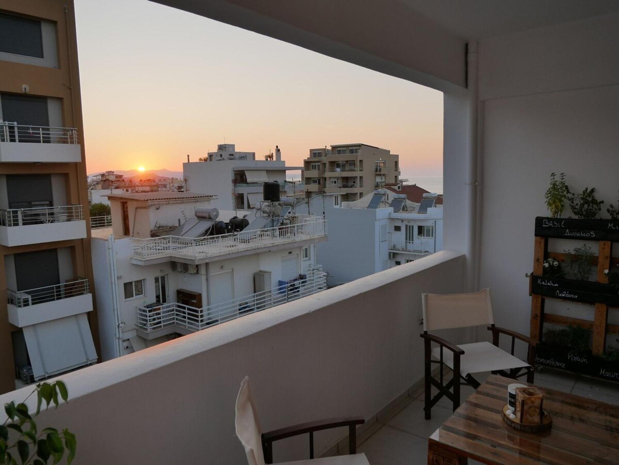 Gio's Cosy With Private Balcony Apartment