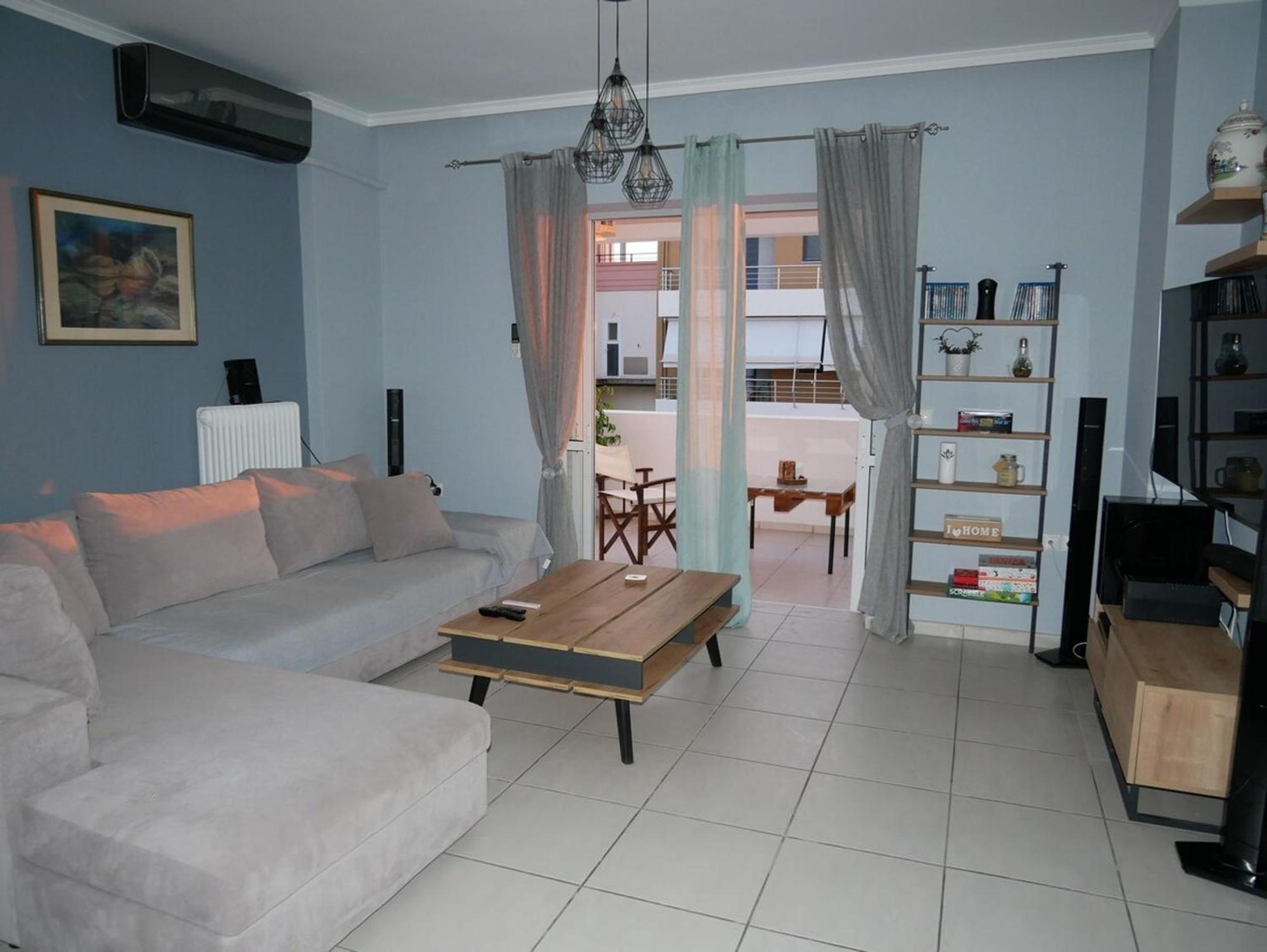 Gio's Cosy With Private Balcony Apartment
