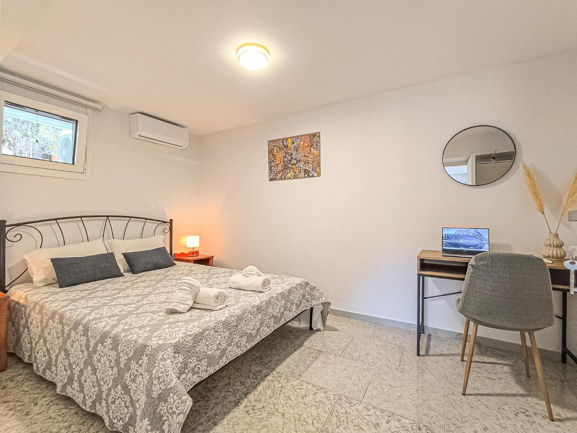 Apartment Comfy Flat With Large Terrace, Fiber Internet And Private Parking
