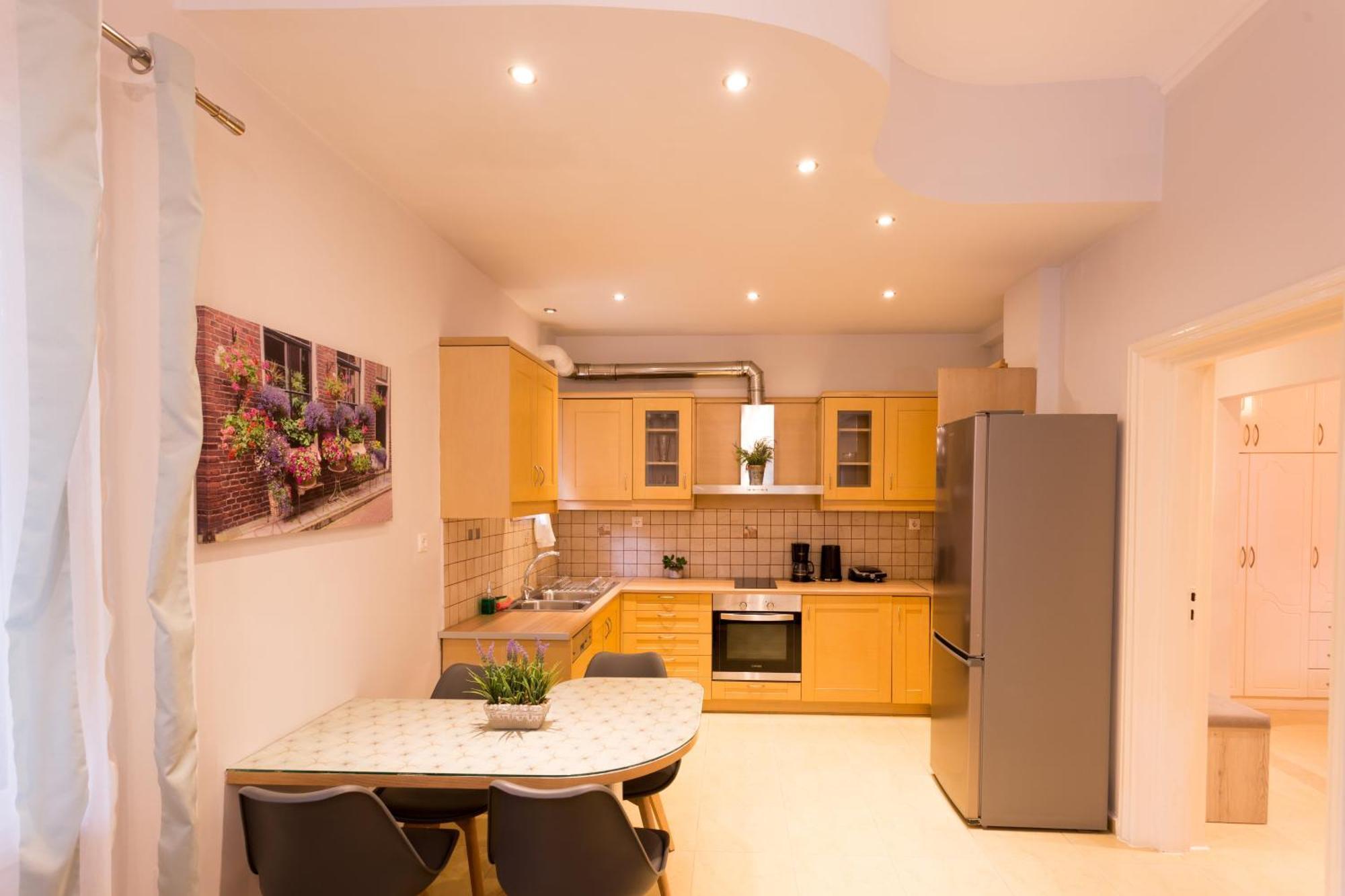 Eleni Apartment *