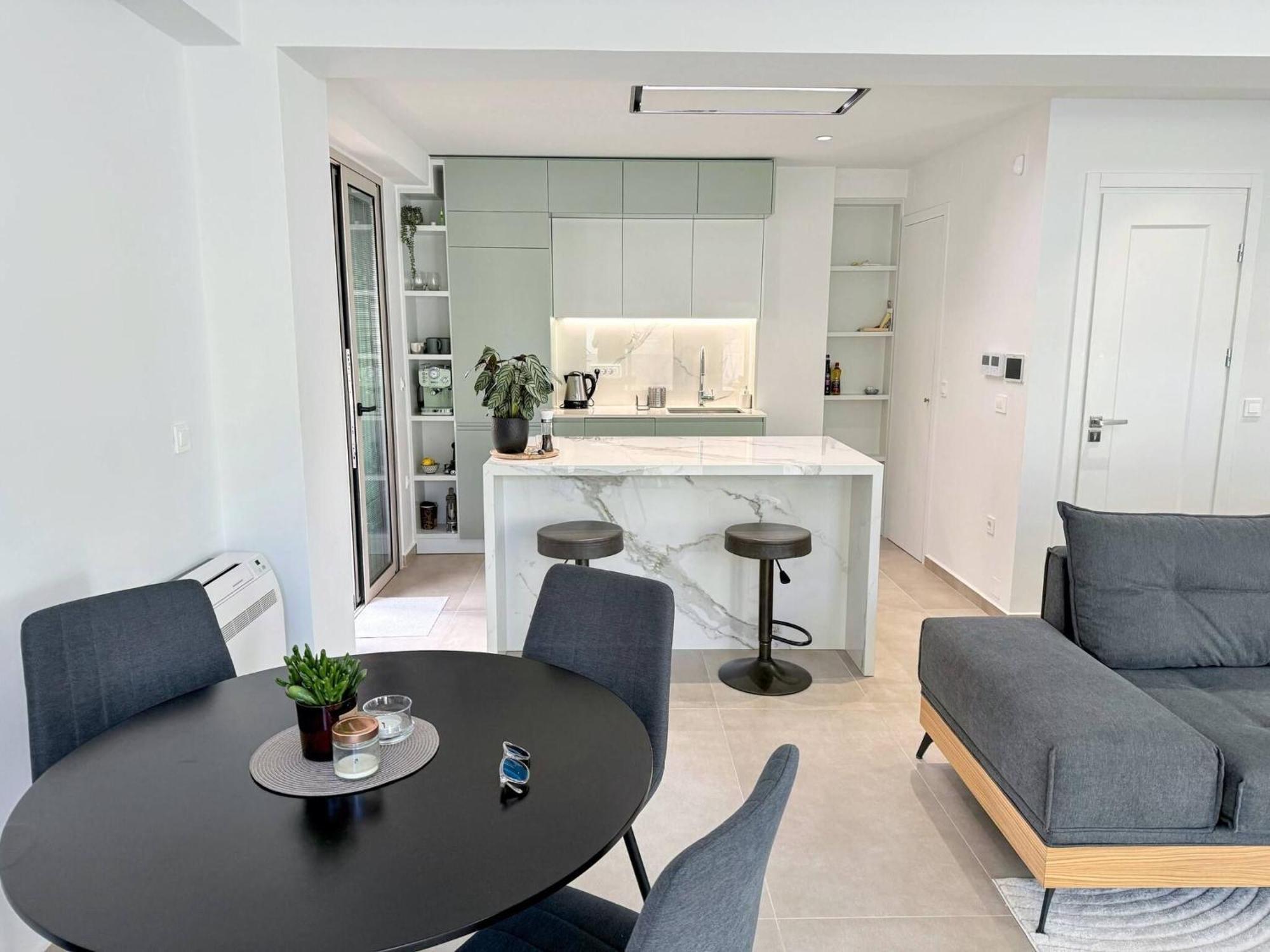 Azure Loft - 3min Walk To Beach, 10min To Old Town Apartamento Chrissi Akti Chania